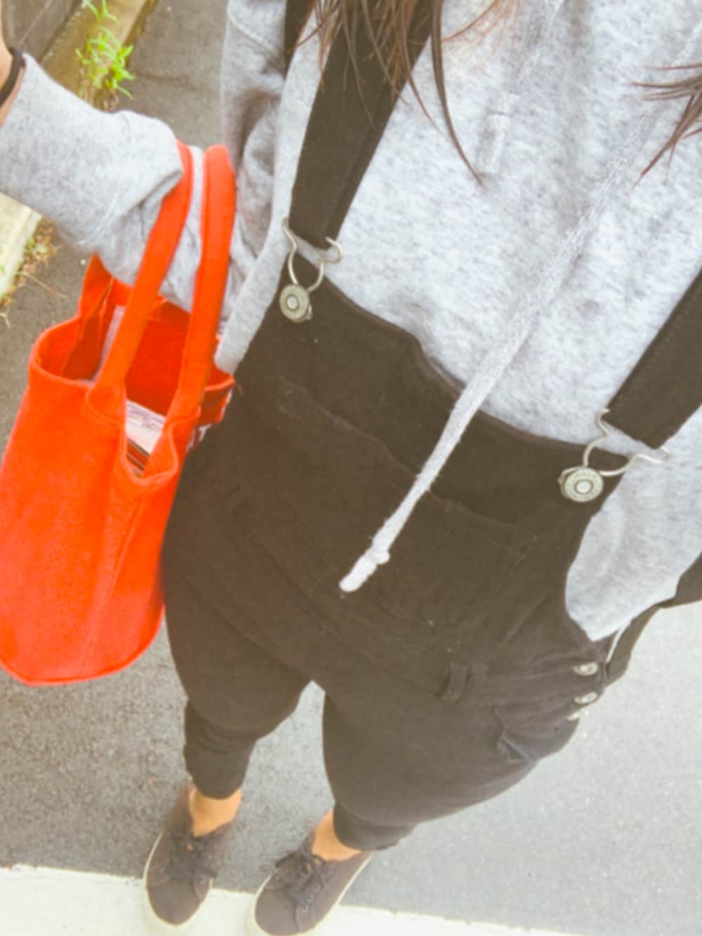 ブラック系のサロペット/オーバーオール、グレー系のパーカーを着用したレディースの秋コーディネートの1枚目の写真