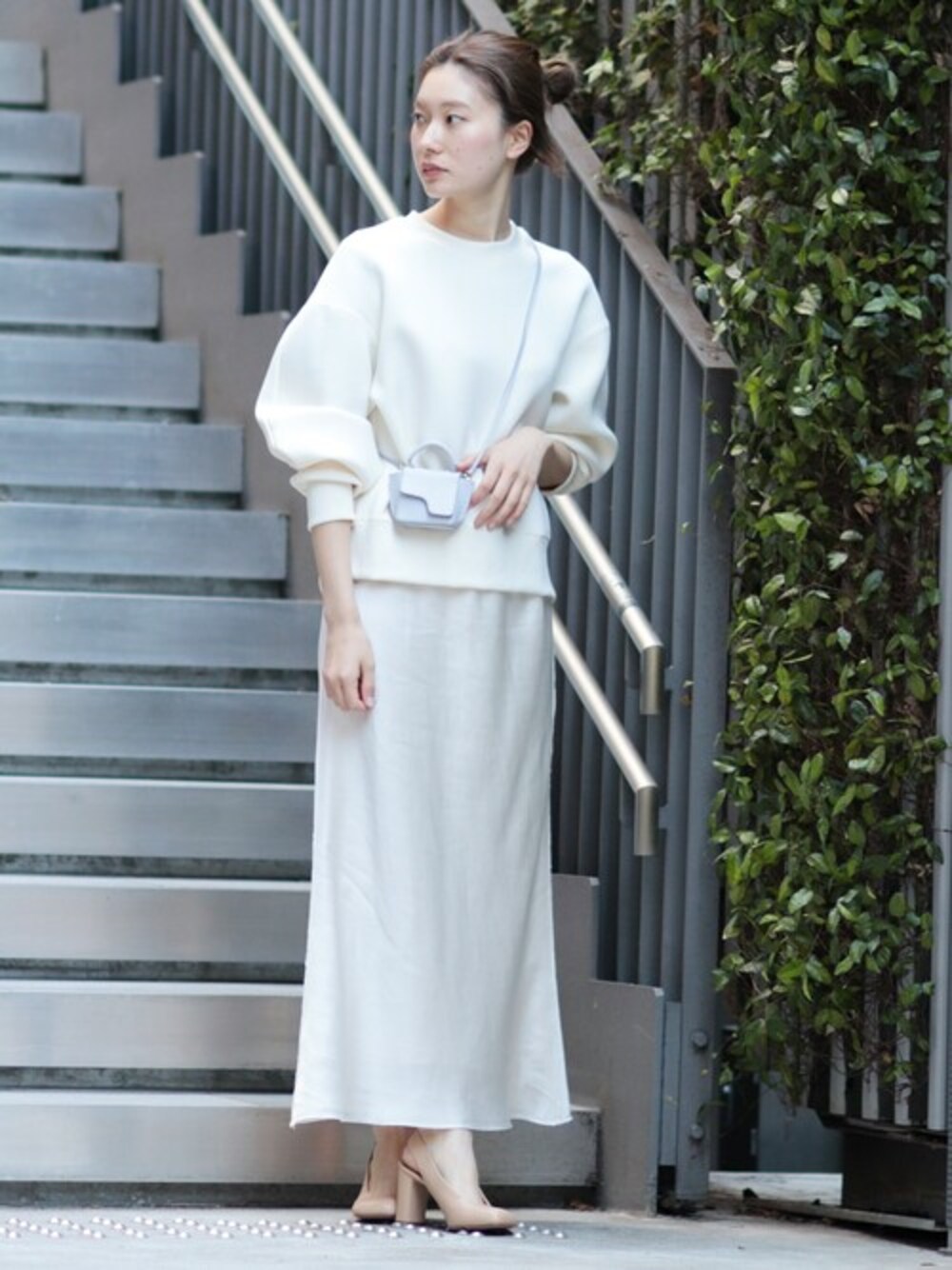 シルバー系のピアス(両耳用)を着用したレディースの冬コーディネートの1枚目の写真