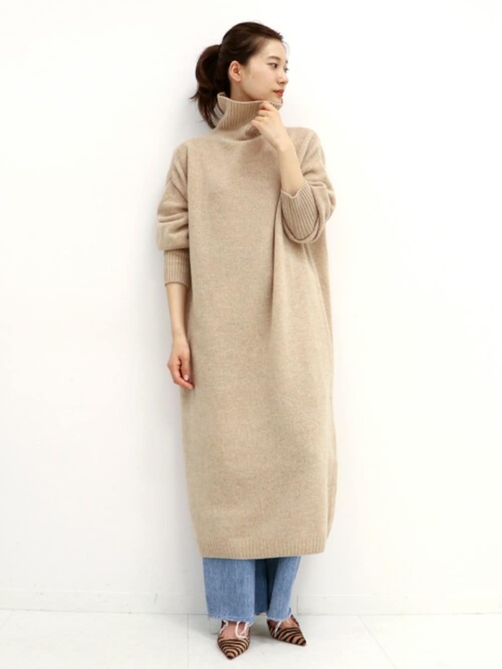 ゴールド系のピアス(両耳用)を着用したレディースの冬コーディネートの1枚目の写真