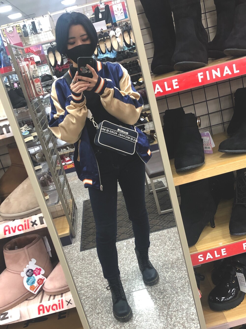 「スカジャン、スヌーピー、デニムパンツ、シンプル、ショートヘア、黒髪ショート、マーチン女子」｜「esquireのアイテム（スカジャン、ブルー系）」を使った、たじすけさん（レディース・156cm）の冬コーディネートの1枚目の写真