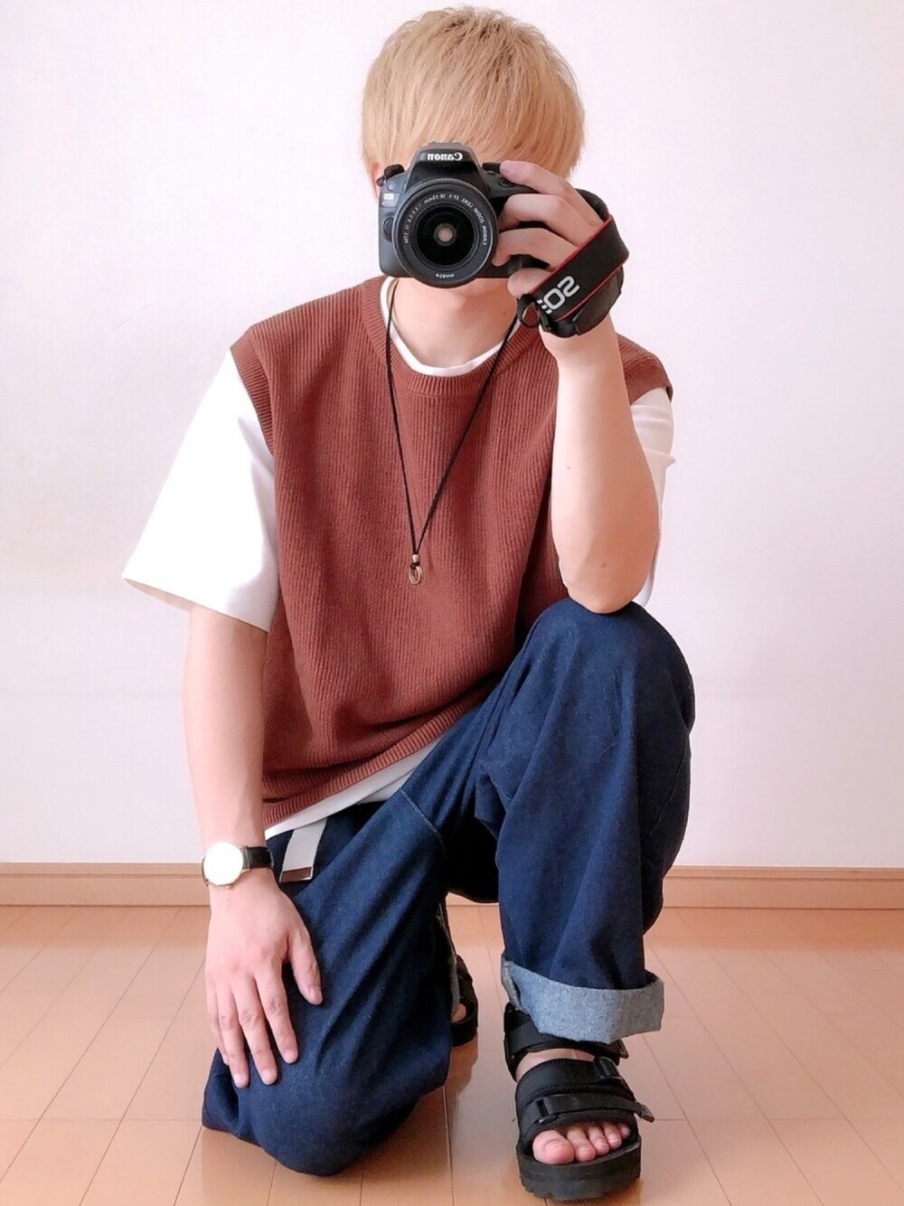 「おしゃれさんと繋がりたい、夏、白Tシャツ、スポーツサンダル、オトナカジュアル」｜「EVOLのVERY掲載【EVOL】ベルトサンダルLM40094（サンダル、ブラック系）」を使った、ゆんさん（メンズ・170cm）の夏コーディネートの1枚目の写真