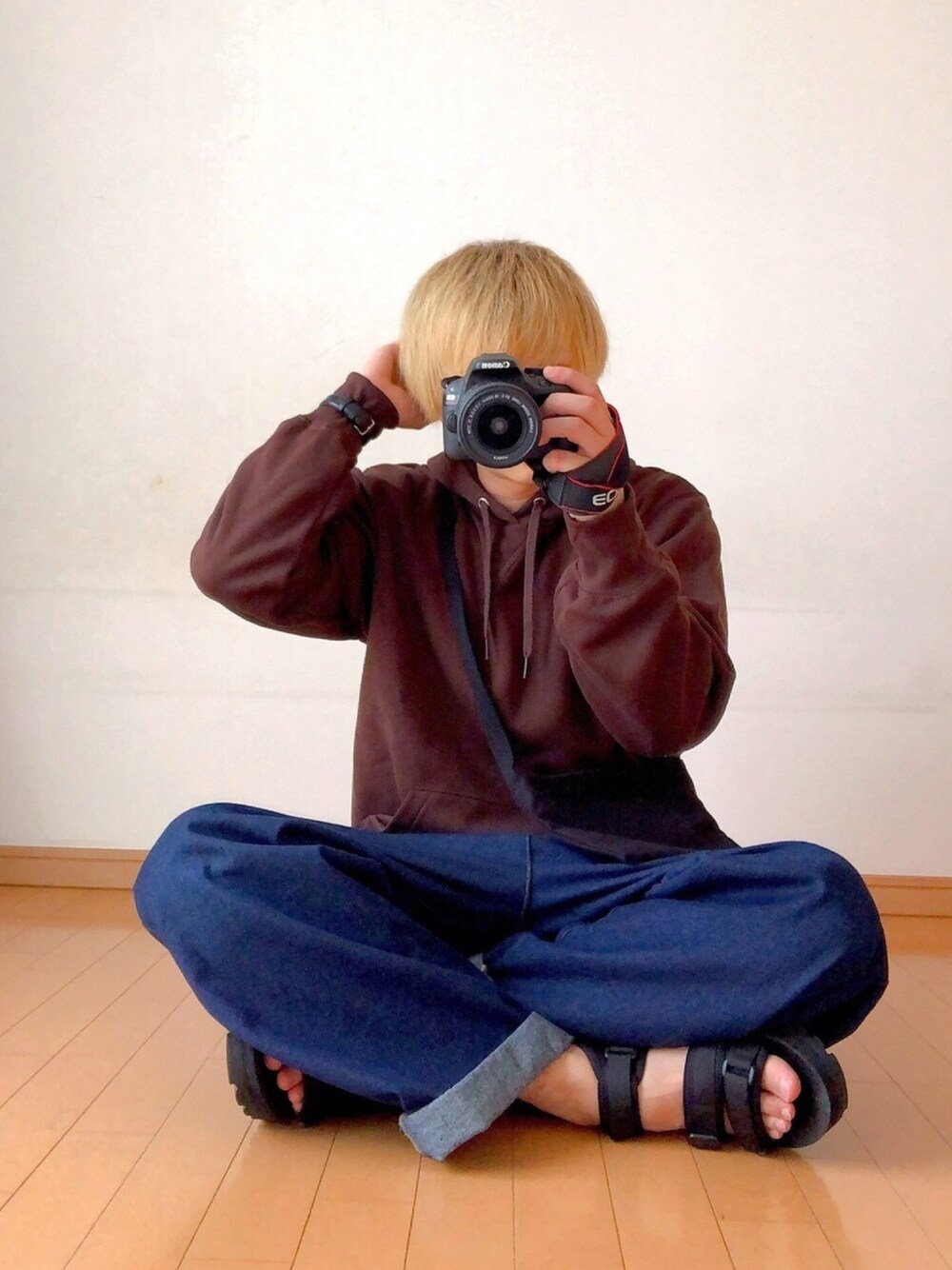 「秋のコーデ、おしゃれさんと繋がりたい、シンプル、ラフ、ゆるコーデ、GU、パーカー、ワイドデニム、サコッシュ」｜「EVOLのVERY掲載【EVOL】ベルトサンダルLM40094（サンダル、ブラック系）」を使った、ゆんさん（メンズ・170cm）の秋コーディネートの1枚目の写真