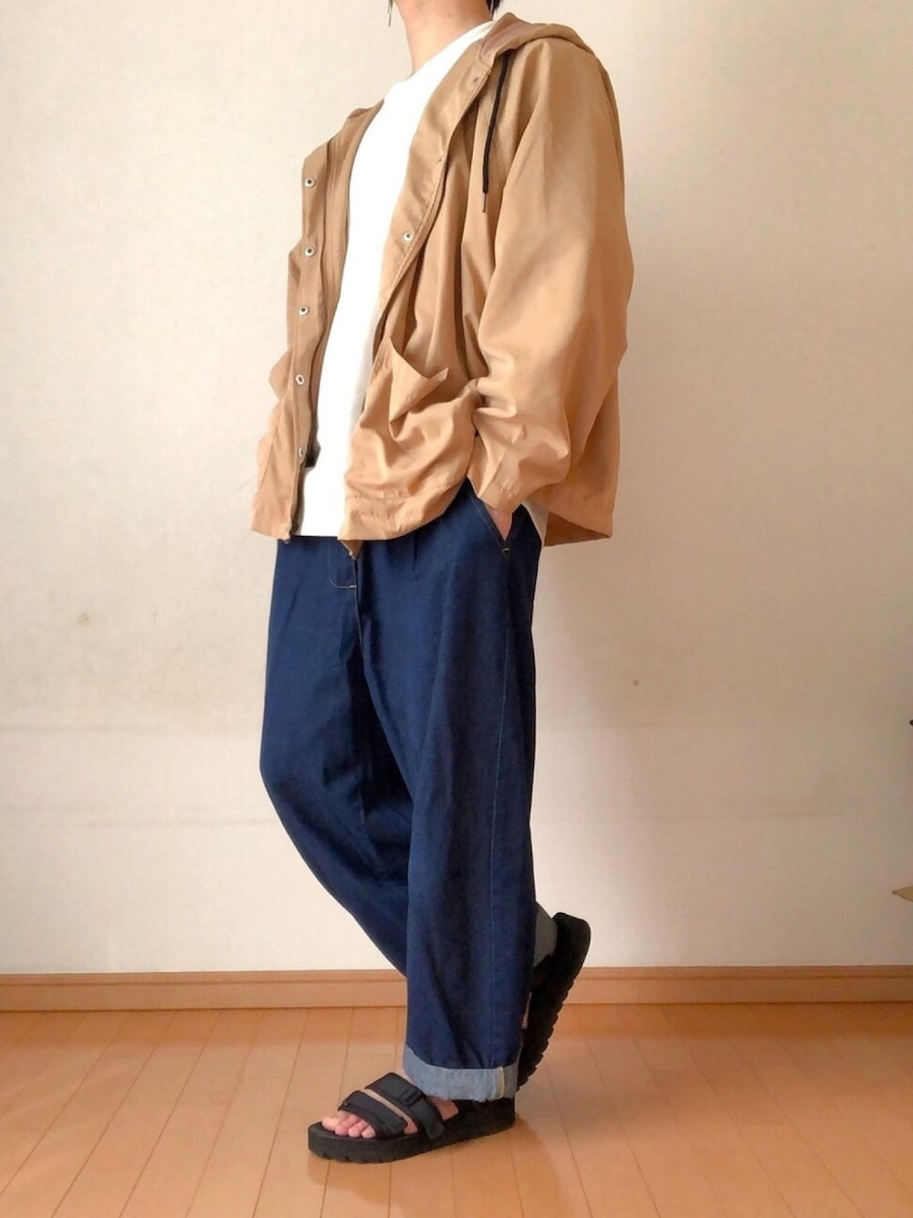 「ビッグシルエット、Tシャツ、スポーツサンダル、マウンテンパーカー、ワイドデニム」｜「remerのBig mountain parkaer/ビッグマウンテンパーカー（マウンテンパーカー、ベージュ系）」を使った、ゆんさん（メンズ・170cm）の夏コーディネートの1枚目の写真