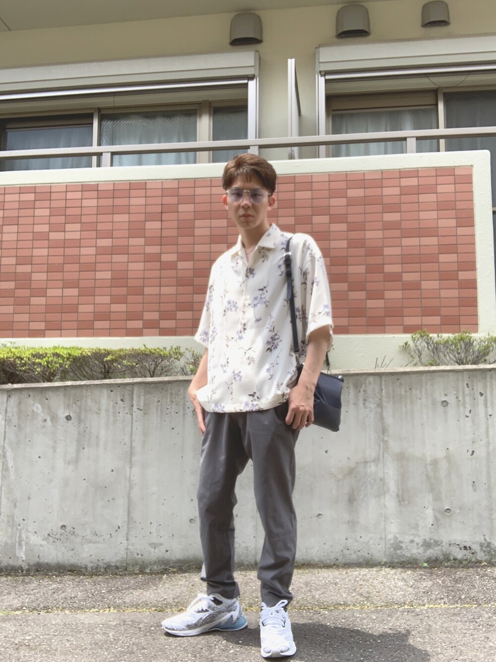 ホワイト系のシャツ/ブラウス、グレー系のその他パンツ、ホワイト系のスニーカーを着用したメンズの春コーディネートの1枚目の写真