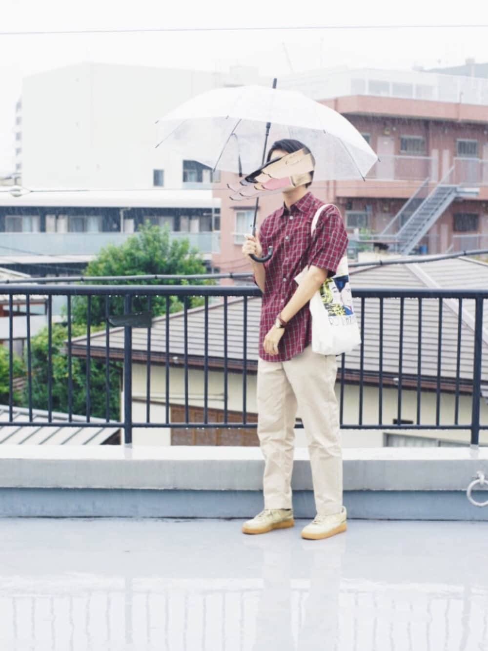 「きれいめカジュアル、メゾンキツネ、UNDER COVER、UNIQLO、トートバッグ、チノパン、AF1、NIKE、雨の日コーデ、いいね、save、フォローお願いします🤑」｜「UNDERCOVERのアイテム（シャツ/ブラウス、レッド系）」を使った、〆さん（メンズ・183cm）の夏コーディネートの1枚目の写真
