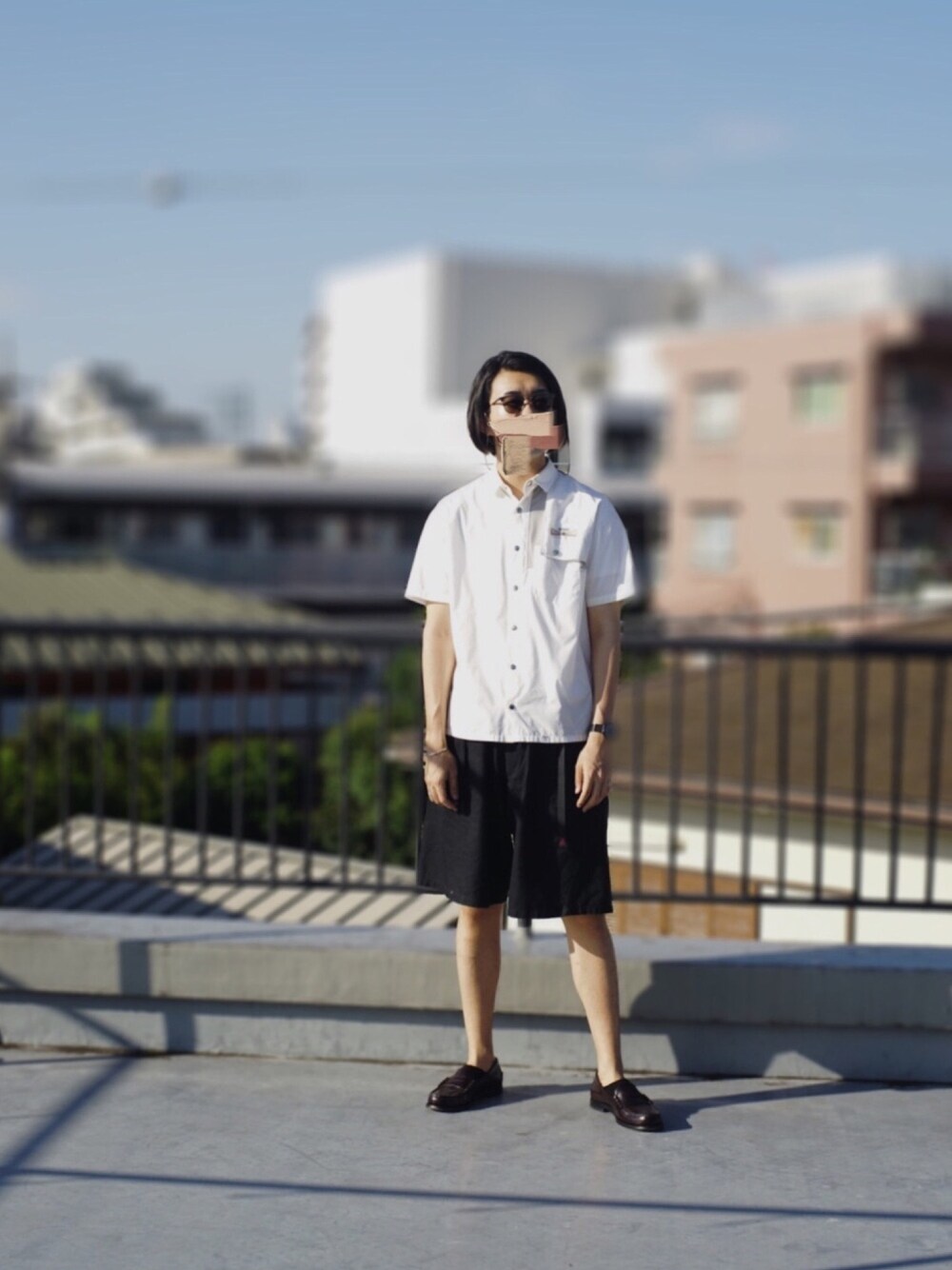 ブラック系のその他パンツ、ホワイト系のシャツ/ブラウス、ブラック系の腕時計を着用したメンズの秋コーディネートの1枚目の写真