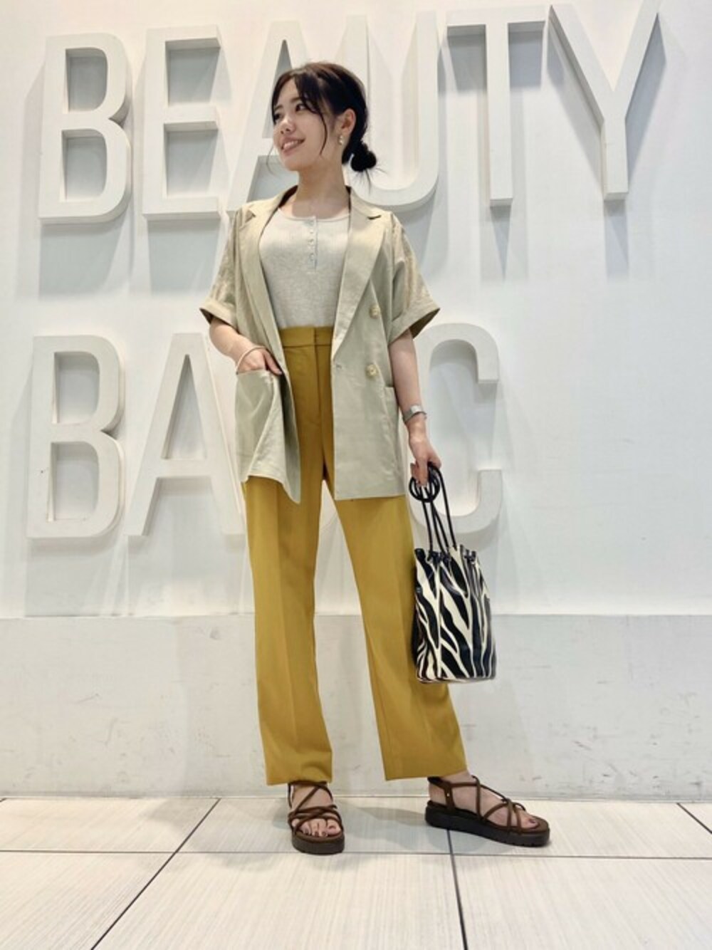 「カジュアル、テーラードジャケット、マスタード、インナー、NATURAL BEAUTY BASIC、ナチュラルビューティーベーシック、NBB、セミフレアパンツ、チューブサンダル」｜「NATURAL BEAUTY BASICのリネン混リラックステーラードジャケット/0171255670（テーラードジャケット、ベージュ系）」を使った、NBB STAFF 14さん（レディース・154cm）の夏コーディネートの1枚目の写真