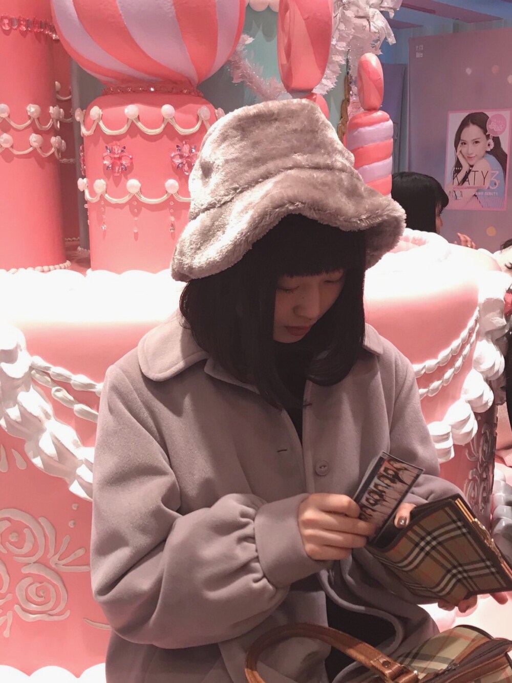 「merry jenny、ファーハット、ファー小物、バーバリー、burberry、ボストンバッグ、ピンク、ラベンダー、クリスマスコーデ、ピンクアウター」｜「merry jennyのFur HAT（帽子、パープル系）」を使った、kanaさん（レディース・161cm）の冬コーディネートの1枚目の写真