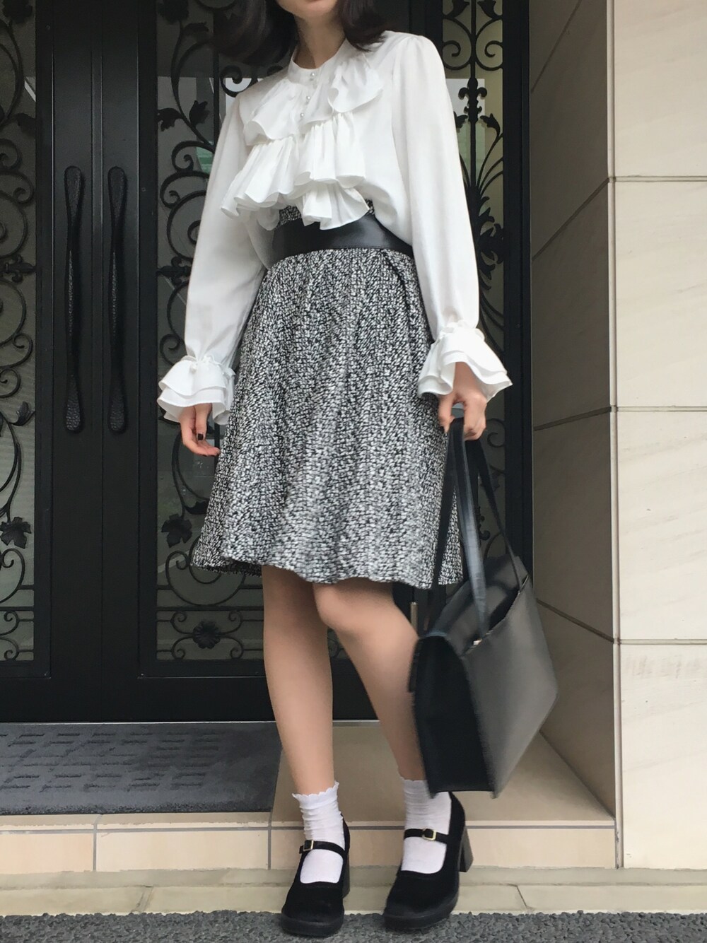 「フリルトップス、フリル、白ブラウス、merryjenny、モノトーン、きれいめカジュアル、メリージェーン、春コーデ、Kastane、ウエストイン」｜「Sister Janeのsister jane / ラッフル シャツ（シャツ/ブラウス、ホワイト系）」を使った、kanaさん（レディース・161cm）の春コーディネートの1枚目の写真