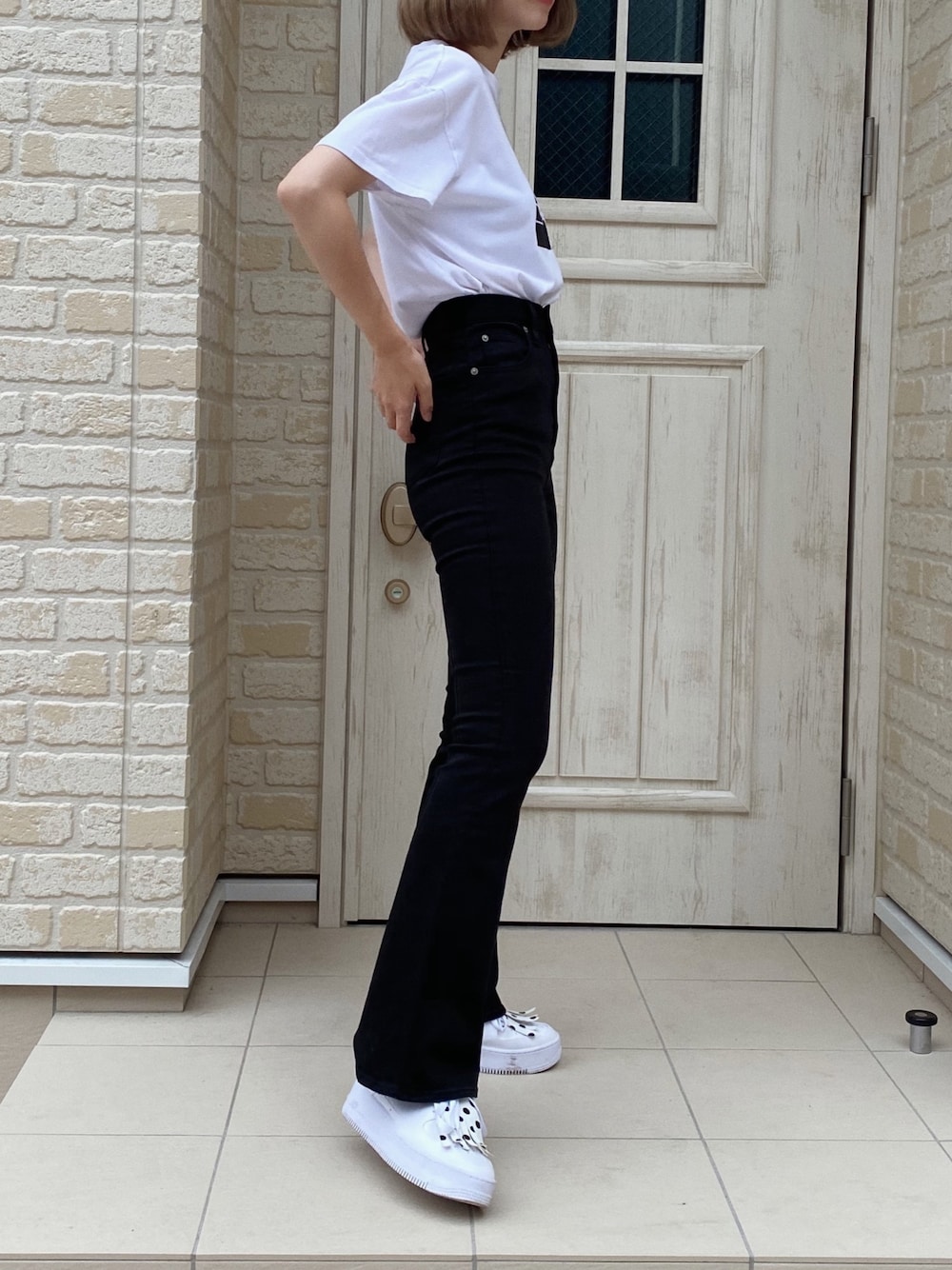 「ハイウエストパンツ、ハイウエストデニム、フレアパンツ、moussy、スポーツミックス、休日スタイル、ラクチンコーデ、今日のコーデ、adidas、NIKE AIR FORCE」｜「MOUSSYのW ID スクウェアグラフィックS/STシャツ MSY（Tシャツ/カットソー、ホワイト系）」を使った、kanaさん（レディース・161cm）の夏コーディネートの1枚目の写真