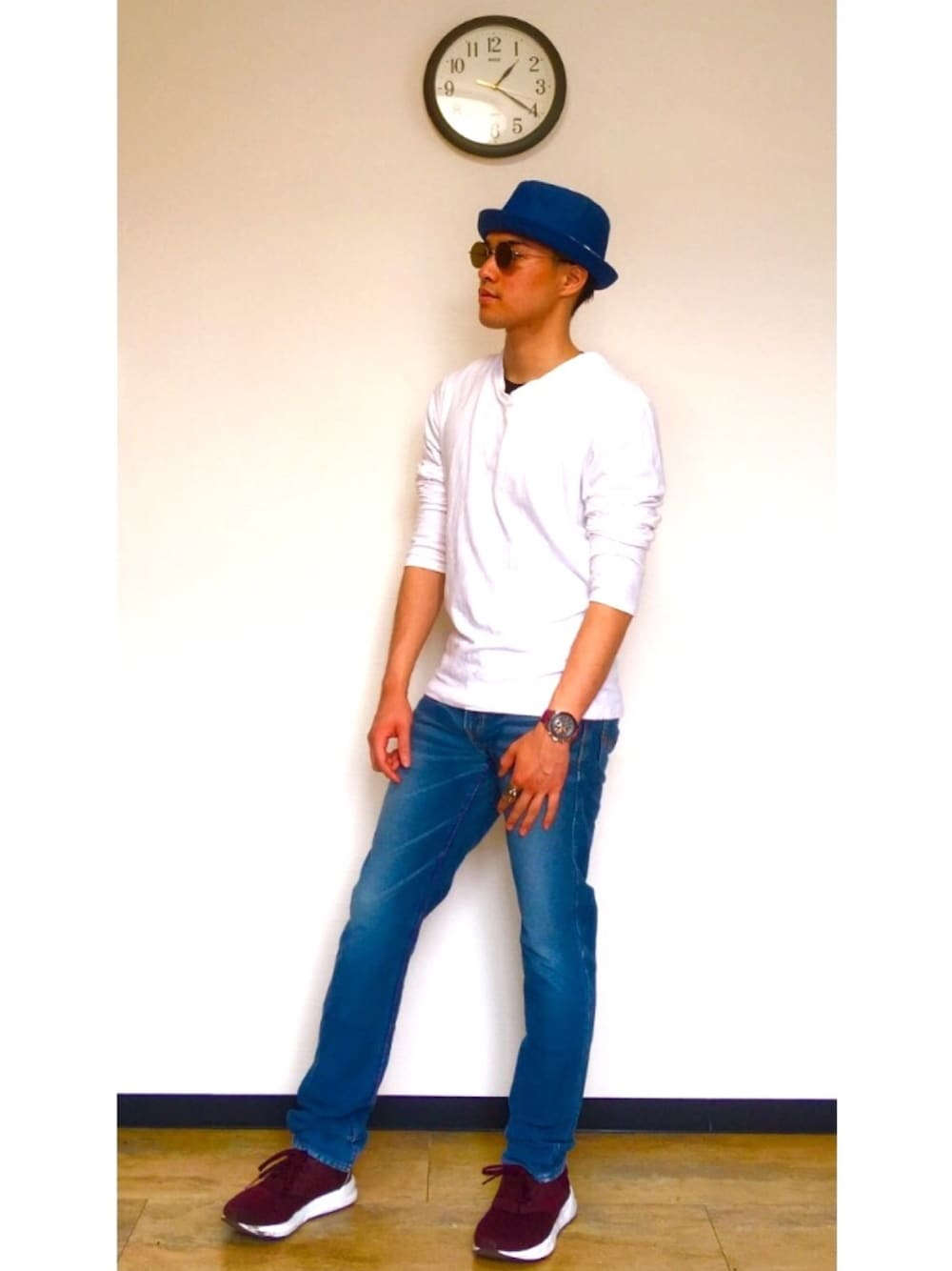 「blue、hat、白無地Ｔ、デニムパンツ、赤スニーカー、コントラストコーディネート」｜「GAPの長袖クルーネックTシャツ（Tシャツ/カットソー、ホワイト系）」を使った、GOさん（メンズ・165cm）の春コーディネートの1枚目の写真