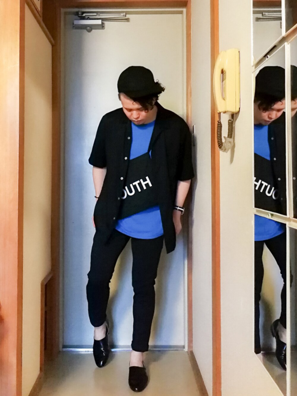 「大人カジュアル、レイヤードスタイル、ツートーンコーデ、黒スキニー、いいね、save、フォローお願いします🤑、UNIQLO、プチプラ、開襟シャツ、サコッシュ、サコッシュバッグ」｜「HARUTAのHARUTA　ハルタ　スポックシューズ　850（ドレスシューズ、ブラック系）」を使った、埒之（らちゆき）さん（メンズ・169cm）の秋コーディネートの1枚目の写真