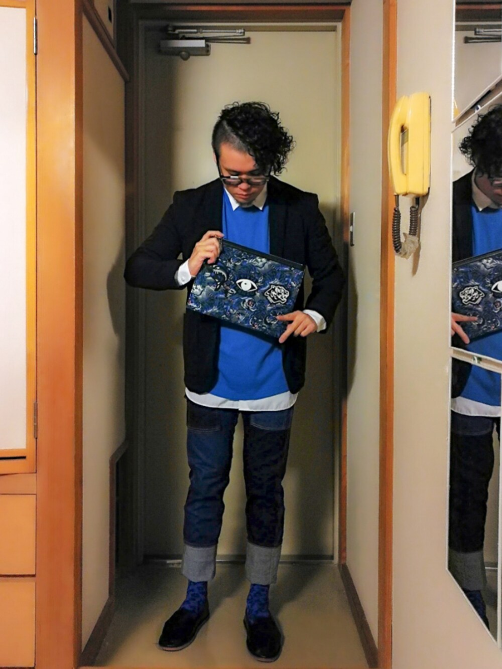 「スキニーパンツ、ロールアップ、青、青コーデ、KENZO、ジャケット、ニット、シャツスタイル、シャツ、おしゃれさんと繋がりたい」｜「ADAM ET ROPE'の軽量レザースリッポン（スリッポン、ブラック系）」を使った、埒之（らちゆき）さん（メンズ・169cm）の秋コーディネートの1枚目の写真
