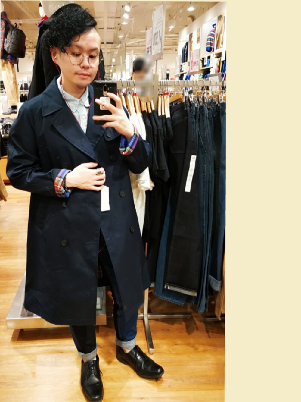 「ユニクロ×JWアンダーソン、JWANDERSON、ユニクロコラボ、ユニクロコーデ、プチプラ、チェック柄、シンプル、デニム、おしゃれさんと繋がりたい、デニムパンツ」｜「GOWESTのアイテム（デニムパンツ、ブルー系）」を使った、埒之（らちゆき）さん（メンズ・169cm）の秋コーディネートの1枚目の写真
