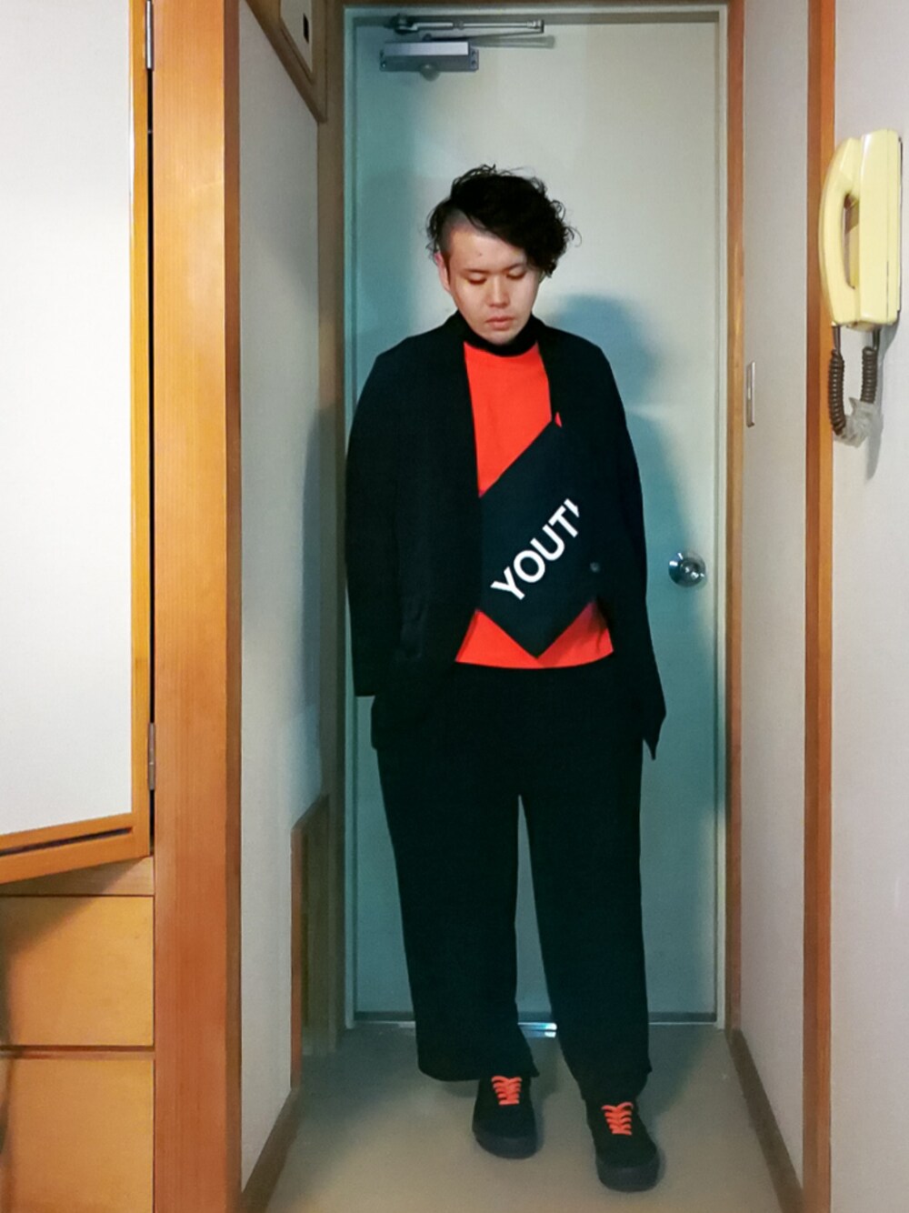 「リレーション、色合わせ、秋のコーデ、秋服、サコッシュ、おしゃれさんと繋がりたい、くつひもチェンジ、セットアップ、秋色コーデ、ワイドパンツ」｜「UNIQLOのドレープロングジャケット（その他アウター、ブラック系）」を使った、埒之（らちゆき）さん（メンズ・169cm）の秋コーディネートの1枚目の写真