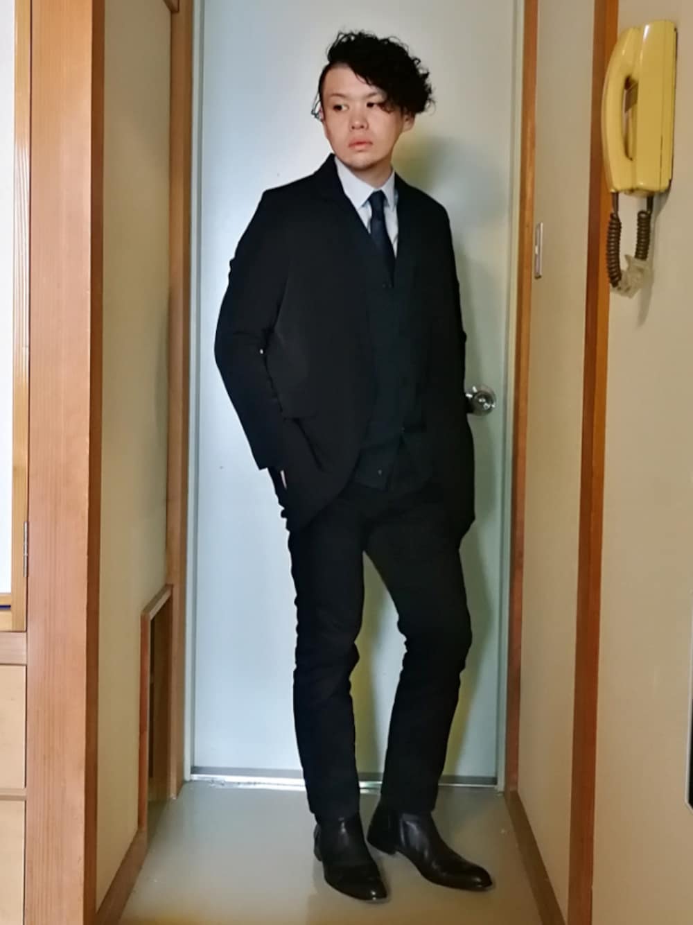 「秋のコーデ、シンプル、スーツスタイル、おしゃれさんと繋がりたい、秋、ブラック、UNIQLO、しまむら、シャツスタイル、スーツ風」｜「しまむらのアイテム（ネクタイ、ブルー系）」を使った、埒之（らちゆき）さん（メンズ・169cm）の秋コーディネートの1枚目の写真