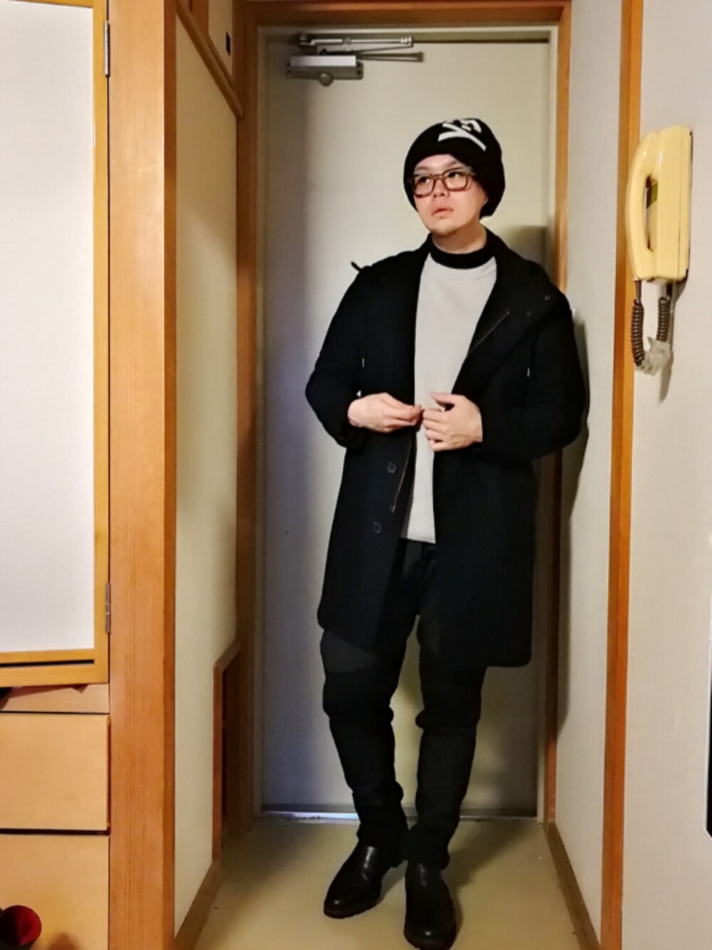 「秋コーデ、大人カジュアル、シンプルコーデ、Y-3、GU、コートスタイル、フーデッドコート、EDIFICE、めがね、おしゃれさんと繋がりたい」｜「no brandのアイテム（ブーツ、ブラック系）」を使った、埒之（らちゆき）さん（メンズ・169cm）の秋コーディネートの1枚目の写真