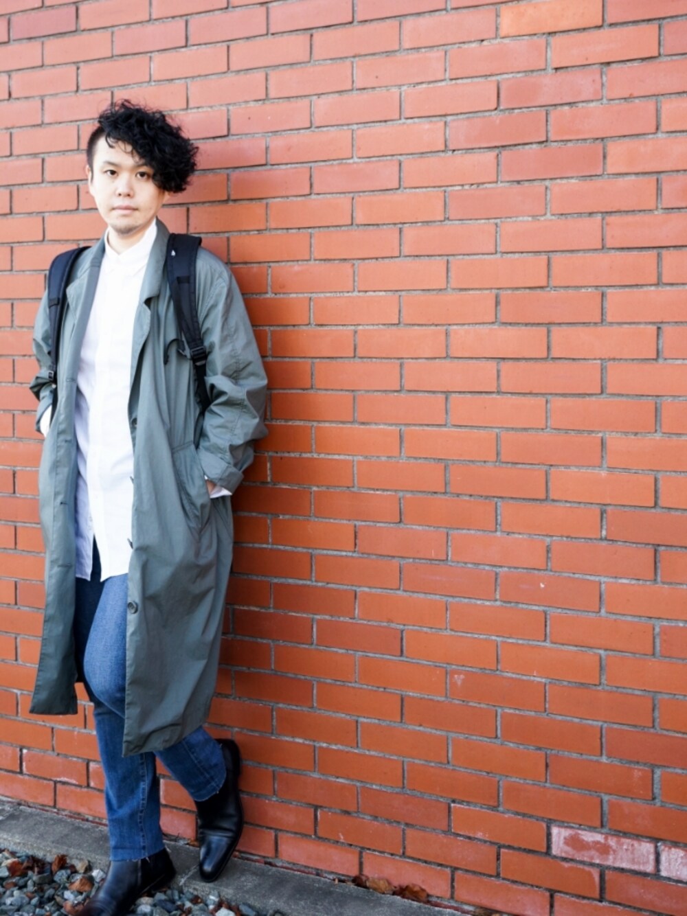 「秋のコーデ、秋コーデ、大人カジュアル、おしゃれさんと繋がりたい、きれいめカジュアル、デニムパンツ、ダスターコート、UNIQLO AND LEMAIRE、ユニクロ、ユニクロコーデ」｜「TRIVIAのサイドジップブーツ（ブーツ、ブラック系）」を使った、埒之（らちゆき）さん（メンズ・169cm）の秋コーディネートの1枚目の写真