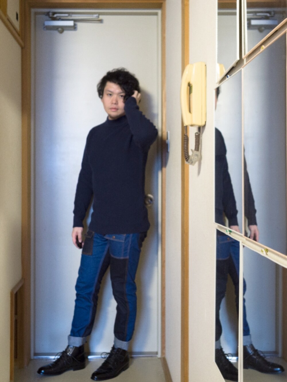 「大人カジュアル、シンプル、秋冬、秋のコーデ、デニムパンツ、休日スタイル、モックネック、イブサンローラン、YVES SAINT LAURENT、おしゃれさんと繋がりたい」｜「GOWESTのアイテム（デニムパンツ、ブルー系）」を使った、埒之（らちゆき）さん（メンズ・169cm）の秋コーディネートの1枚目の写真