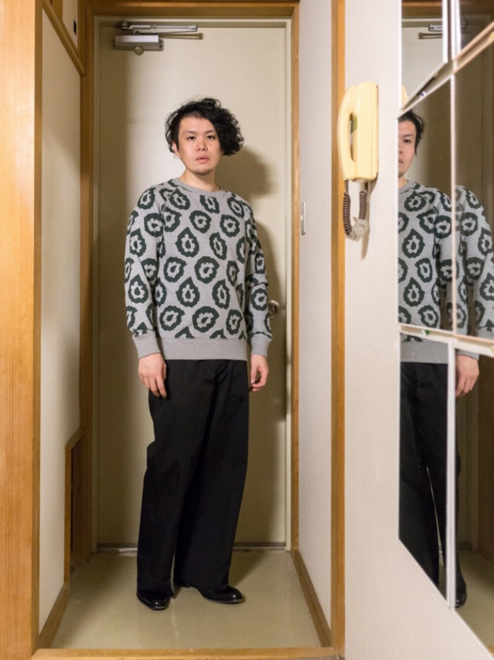 「メゾン キツネ(MAISON KITSUNE)、柄スウェット、ワイドパンツ、シンプルコーデ、カジュアルコーデ、グレー、スウェット、ディッキーズ(Dickies)、MAISON KITSUNE、おしゃれさんと繋がりたい」｜「Maison Kitsuneのアイテム（スウェット、グレー系）」を使った、埒之（らちゆき）さん（メンズ・169cm）の秋コーディネートの1枚目の写真