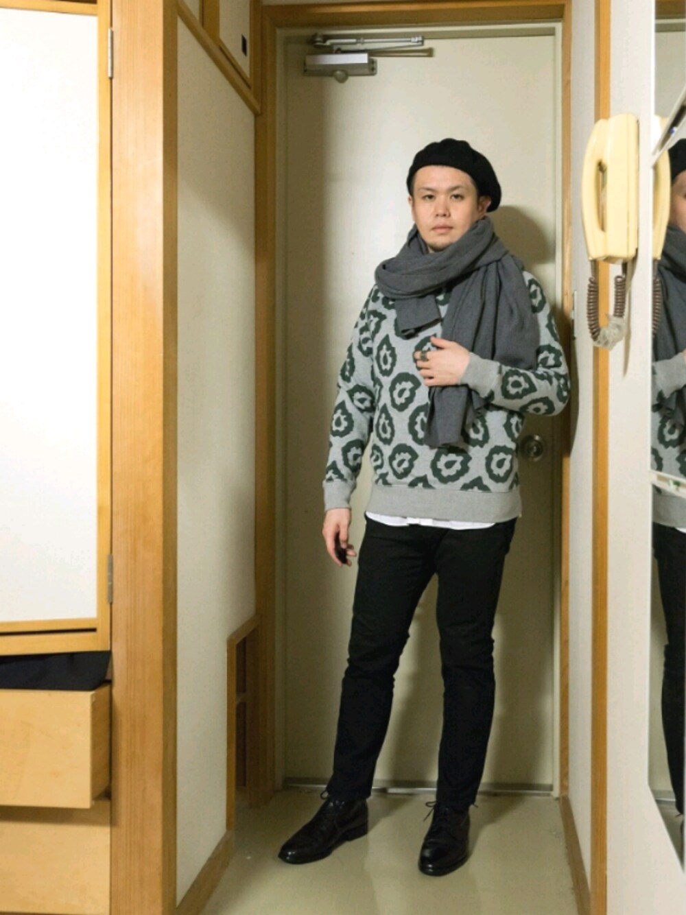 「メゾンキツネ、MAISON KITSUNE、ユニクロ、ベレー帽、冬、大人カジュアル、イブサンローラン、YVES SAINT LAURENT、おしゃれさんと繋がりたい、スキニーデニム」｜「ZARAのアイテム（ストール/ショール、グレー系）」を使った、埒之（らちゆき）さん（メンズ・169cm）の冬コーディネートの1枚目の写真