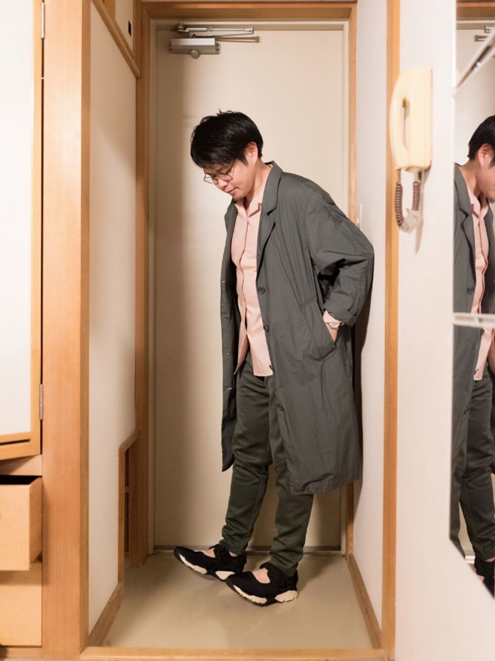 「シンプルコーデ、きれいめカジュアル、大人カジュアル、おしゃれさんと繋がりたい、MARNI、GU、UNIQLO U、ユニクロユー、ピンクシャツ、スモーキーカラー」｜「MARNIのLaced Sneaker Shoe（スニーカー、ブラック系）」を使った、埒之（らちゆき）さん（メンズ・169cm）の冬コーディネートの1枚目の写真
