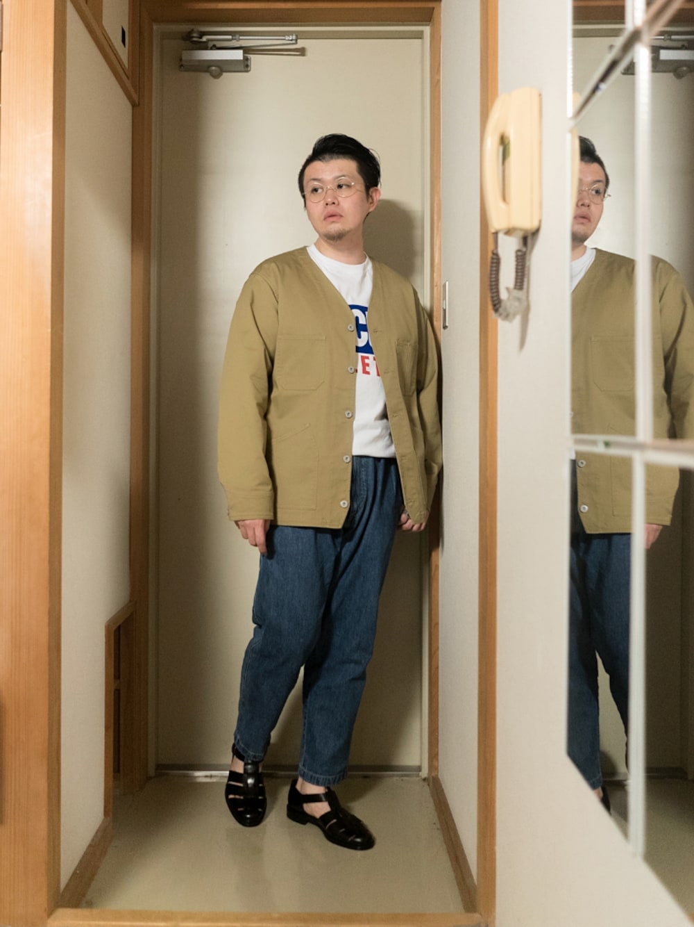 「春コーデ、カジュアル、オーバーサイズ、ノーカラージャケット、ユニクロユー、UNIQLO U、ベージュ、ゆるコーデ、メガネ男子、タックイン」｜「DISCUS ATHLETICのアイテム（Tシャツ/カットソー、ホワイト系）」を使った、埒之（らちゆき）さん（メンズ・169cm）の冬コーディネートの1枚目の写真