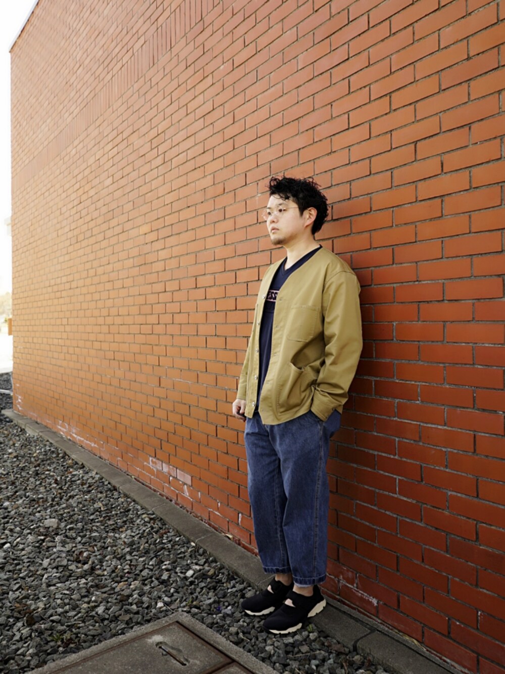 ブルー系のTシャツ/カットソー、ブルー系のその他パンツ、ベージュ系のノーカラージャケットを着用したメンズの春コーディネートの1枚目の写真