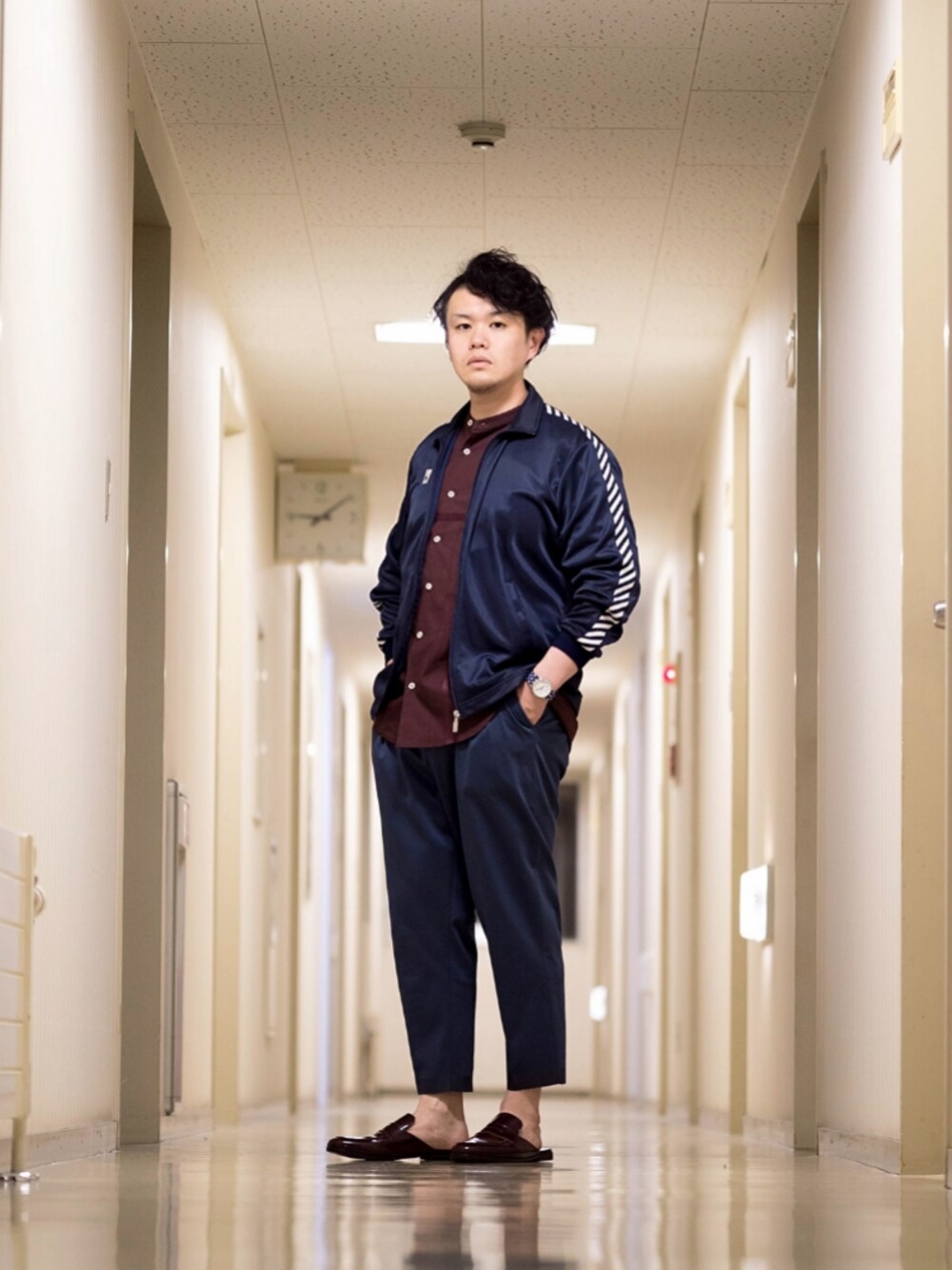 「iroquois、EN ROUTE(EN ROUTE)、DESCENTE、休日スタイル、ストリート、古着、大人カジュアル、レザースリッパ、デサント、バンドカラーシャツ」｜「BEAUTY&YOUTH UNITED ARROWSのBY レザー スリッパ サンダル ◆（サンダル、レッド系）」を使った、埒之（らちゆき）さん（メンズ・169cm）の春コーディネートの1枚目の写真