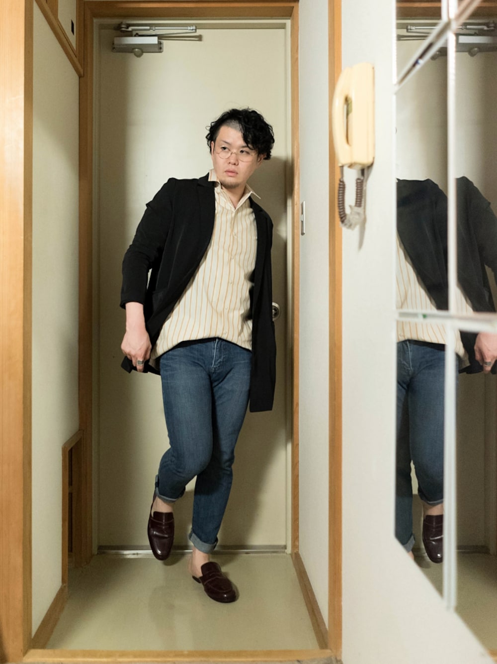 「ユニクロコーデ、カジュアルコーデ、レザースリッパ、UNIQLO U、ストライプシャツ、スキニーデニム、オープンカラーシャツ、ジャケットスタイル、くるぶし見せ、タックイン」｜「UNIQLOのMEN ストレッチセルビッジスリムフィットジーンズ（デニムパンツ、ブルー系）」を使った、埒之（らちゆき）さん（メンズ・169cm）の春コーディネートの1枚目の写真