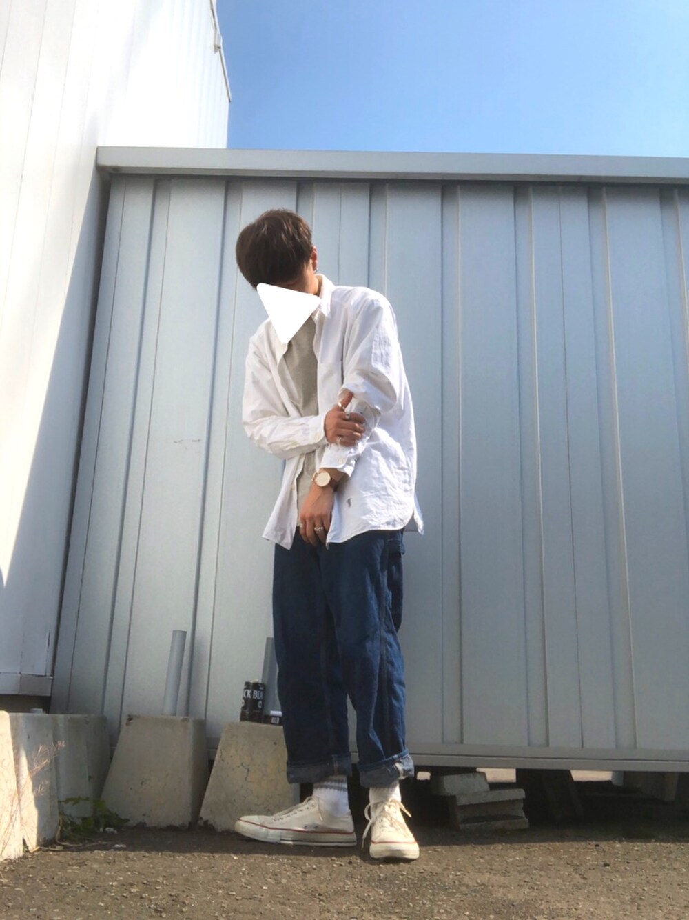 ホワイト系のシャツ/ブラウス、ブルー系のデニムパンツ、ベージュ系のTシャツ/カットソーを着用したメンズの夏コーディネートの1枚目の写真
