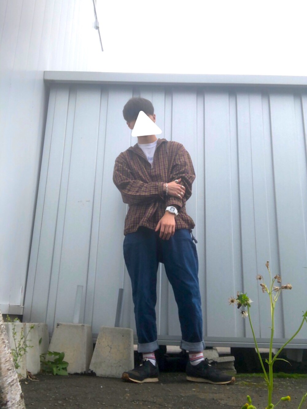 その他のパーカー、ブラック系のスニーカー、ホワイト系のアナログ腕時計を着用したメンズの夏コーディネートの1枚目の写真