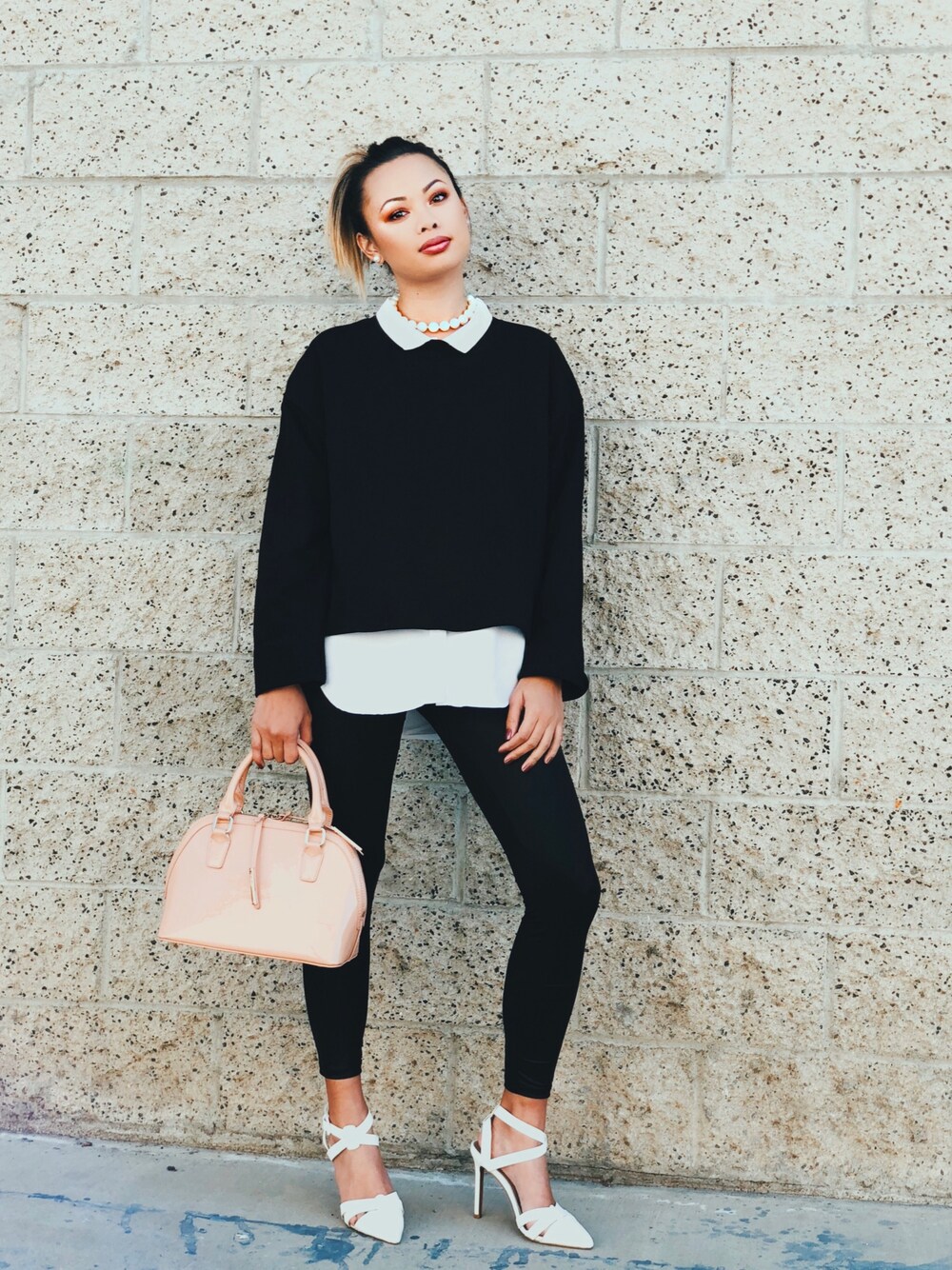 「black、white、simple、streetstyle、fall、autumn、chic、H&M、heels、pearl」｜「H&Mのアイテム（その他トップス、ブラック系）」を使った、Elevated Notionさん（レディース・163cm）の秋コーディネートの1枚目の写真