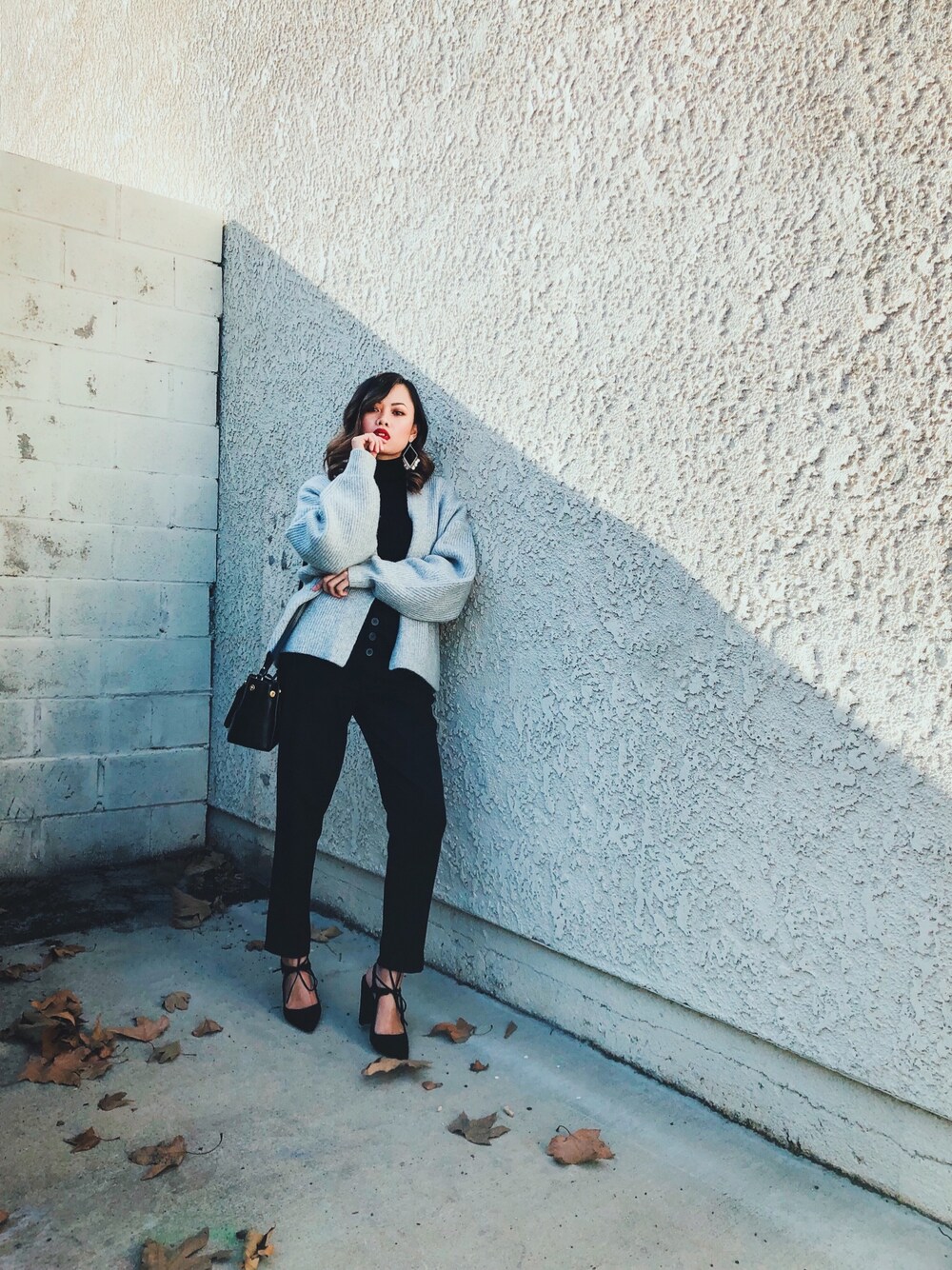 「simple、chic、grey、black on black、black、aboutalook、streetstyle、ZARAwoman、layers、ZARA」｜「ZARAのアイテム（その他パンツ、ブラック系）」を使った、Elevated Notionさん（レディース・163cm）の冬コーディネートの1枚目の写真