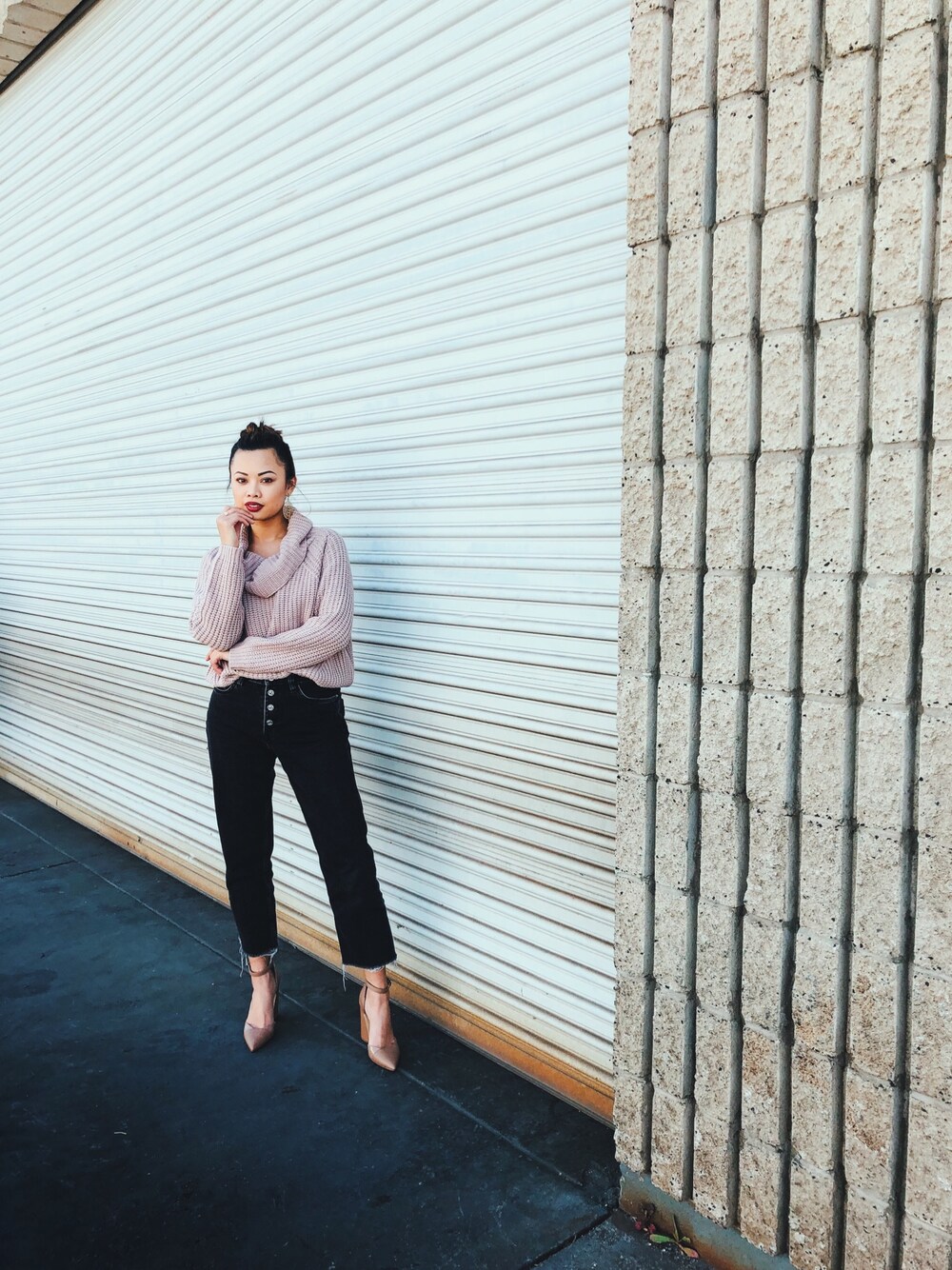 「Nude、high heels、highwaist、black、neutral 、zara woman、BASIC、WEARBOOKエントリー、chic、streetstyle」｜「ZARAのアイテム（デニムパンツ、ブラック系）」を使った、Elevated Notionさん（レディース・163cm）の春コーディネートの1枚目の写真