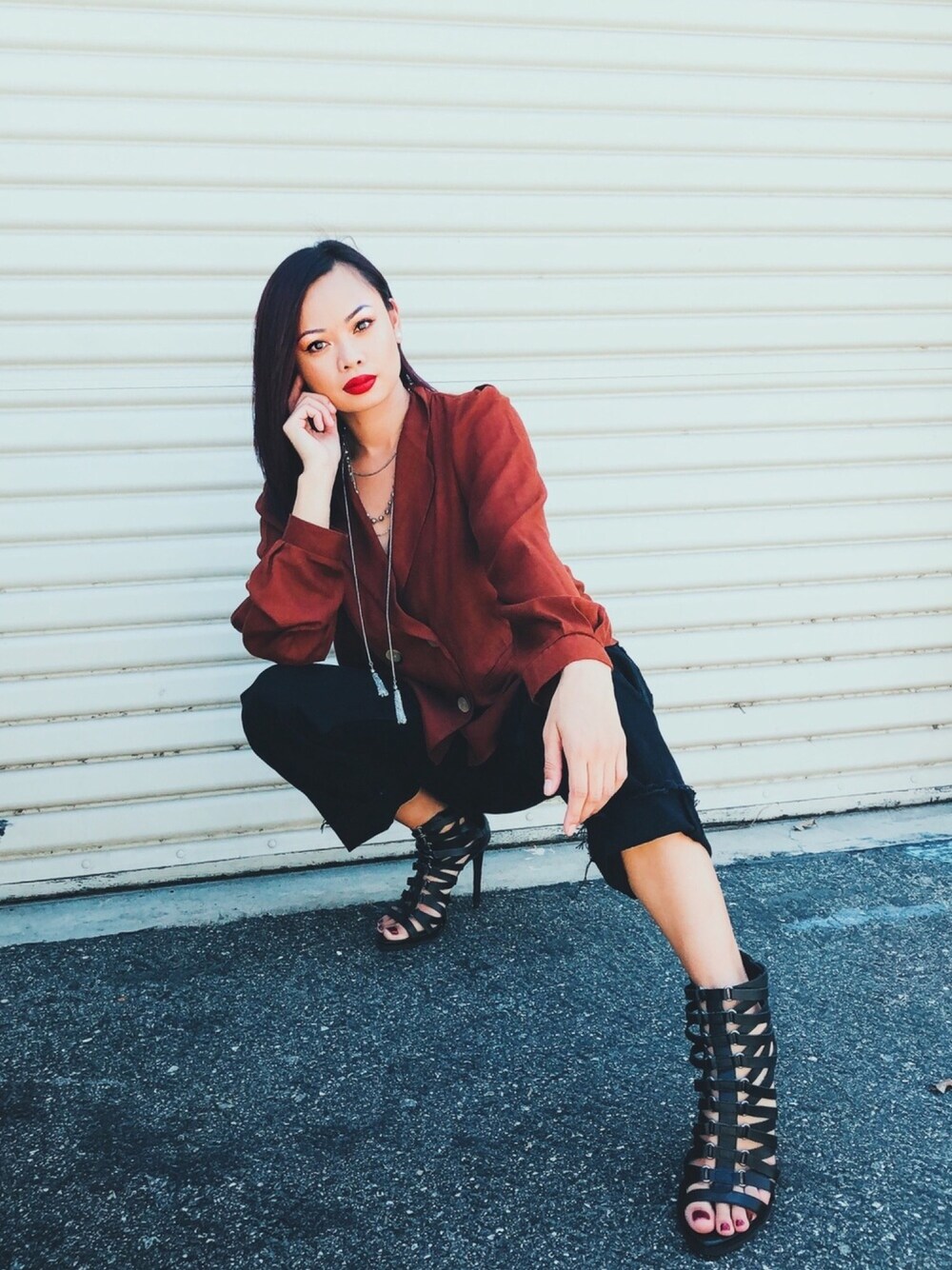 「streetstyle、top、ZARA、BCBG MAX AZRIA、WEAR、DARK、streetwear、minimal、Black jeans、summer」｜「BCBGMAXAZRIAのアイテム（サンダル、ブラック系）」を使った、Elevated Notionさん（レディース・165cm）の夏コーディネートの1枚目の写真