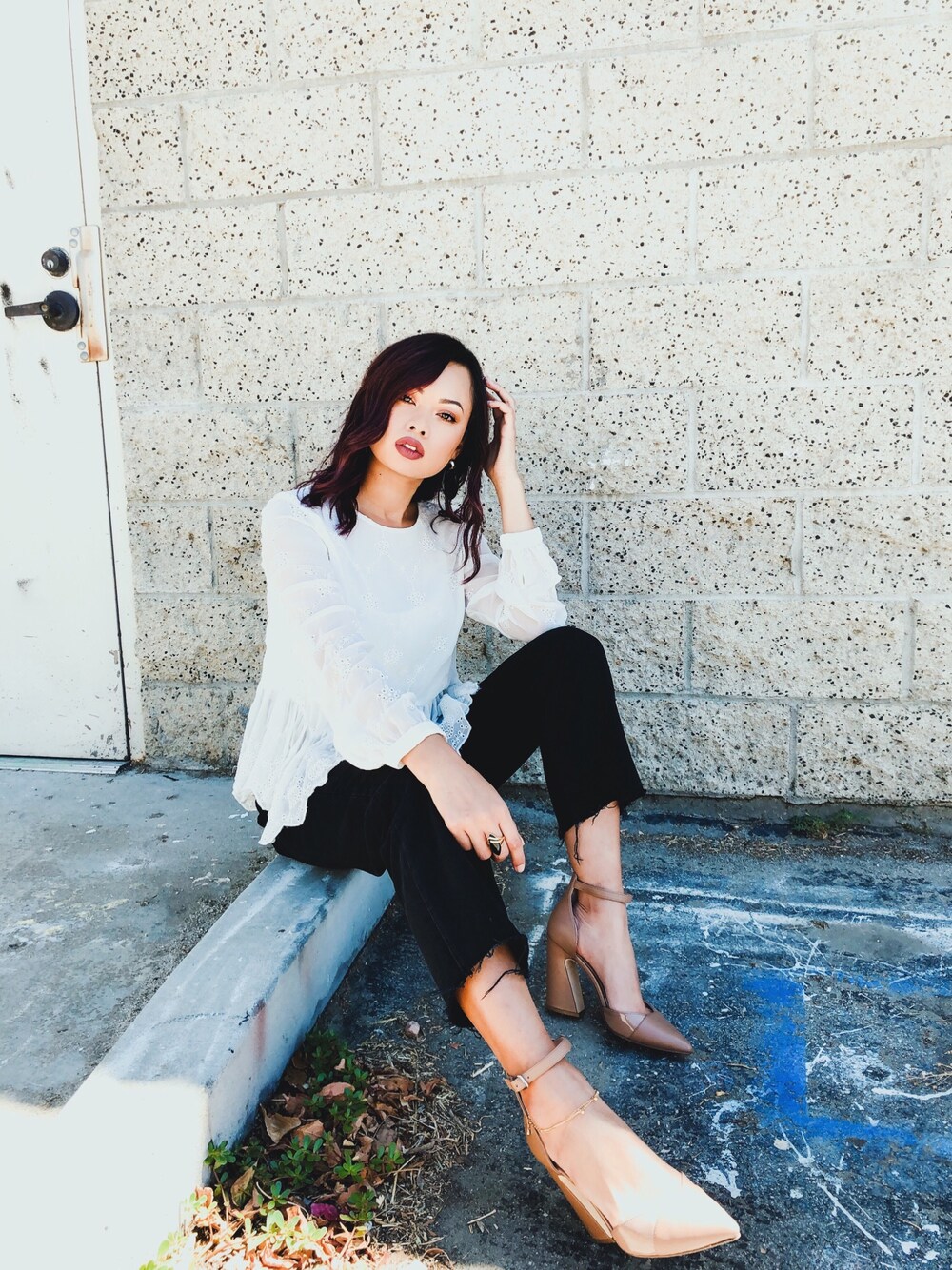 「beige、Nude、heels、ZARA、white top、Black jeans、chic、minimal、WEAR、streetwear」｜「ZARAのアイテム（その他トップス、ホワイト系）」を使った、Elevated Notionさん（レディース・165cm）の夏コーディネートの1枚目の写真