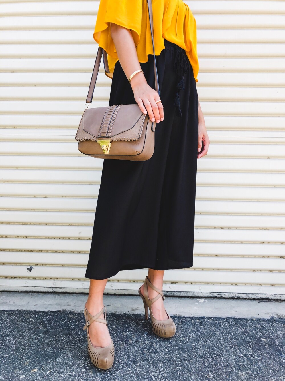 「yellow、culottes、black、offshoulder、beige、minimal、chic、WEAR、WEARBOOKエントリー、streetwear」｜「ZARAのアイテム（その他パンツ、ブラック系）」を使った、Elevated Notionさん（レディース・165cm）の秋コーディネートの1枚目の写真