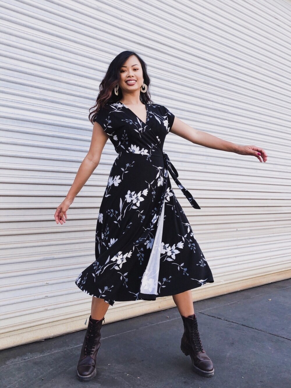 「pattern、dress、black and white、WEARBOOKエントリー、zaraboots、Boots styling、boots、springstyle、ootdfashion、floral」｜「OLD NAVYのアイテム（ワンピース、ブラック系）」を使った、Elevated Notionさん（レディース・165cm）の春コーディネートの1枚目の写真