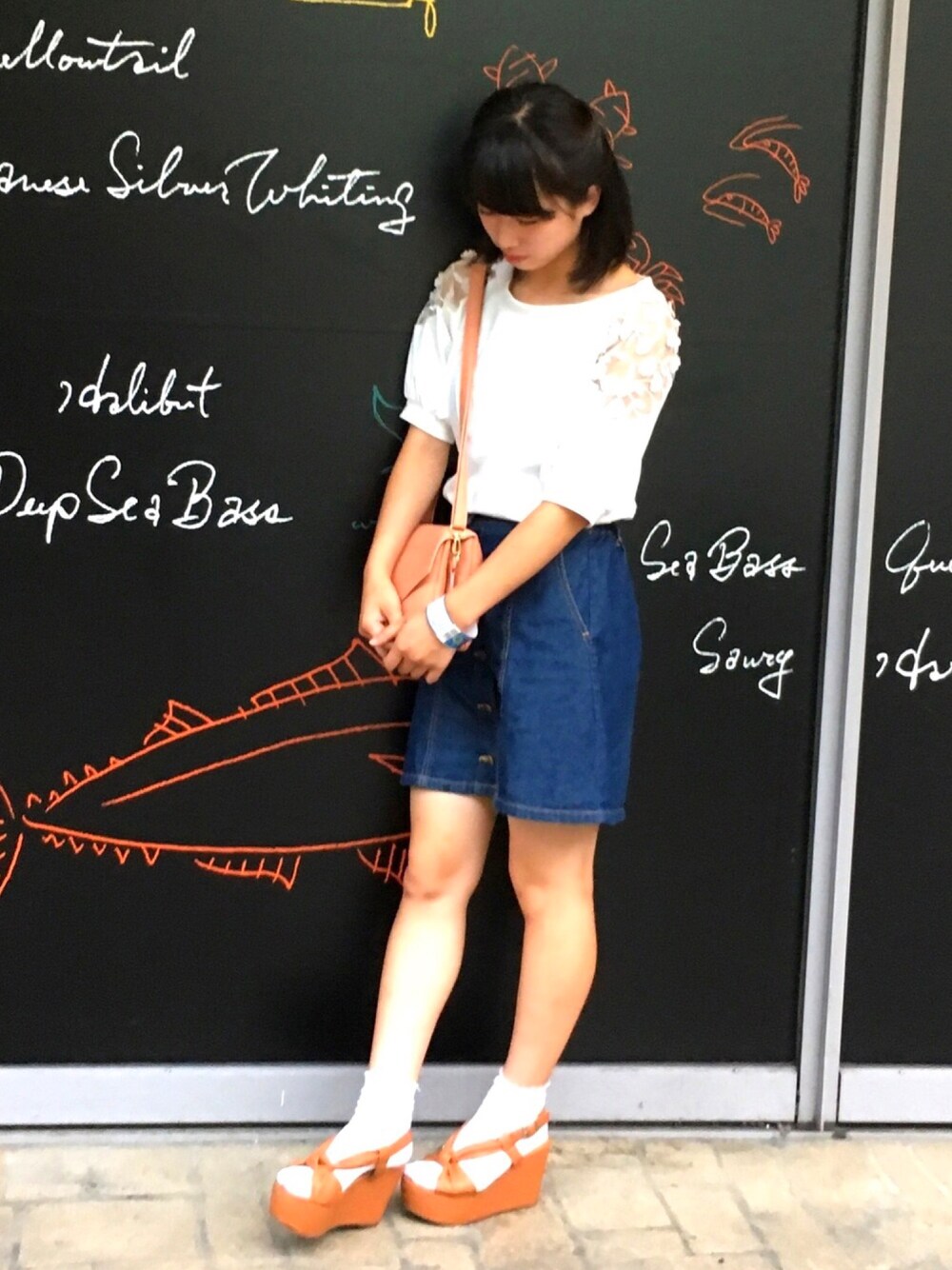 ホワイト系のTシャツ/カットソー、ブルー系のデニムスカート、ピンク系のショルダーバッグを着用したレディースの夏コーディネートの1枚目の写真