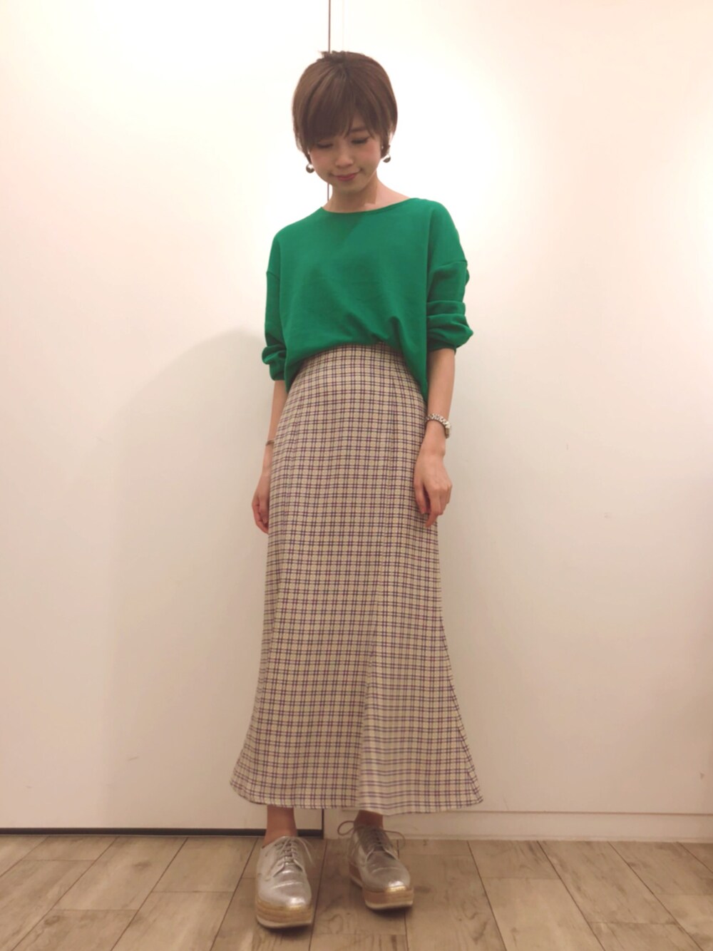 シルバー系のドレスシューズを着用したレディースの春コーディネートの1枚目の写真