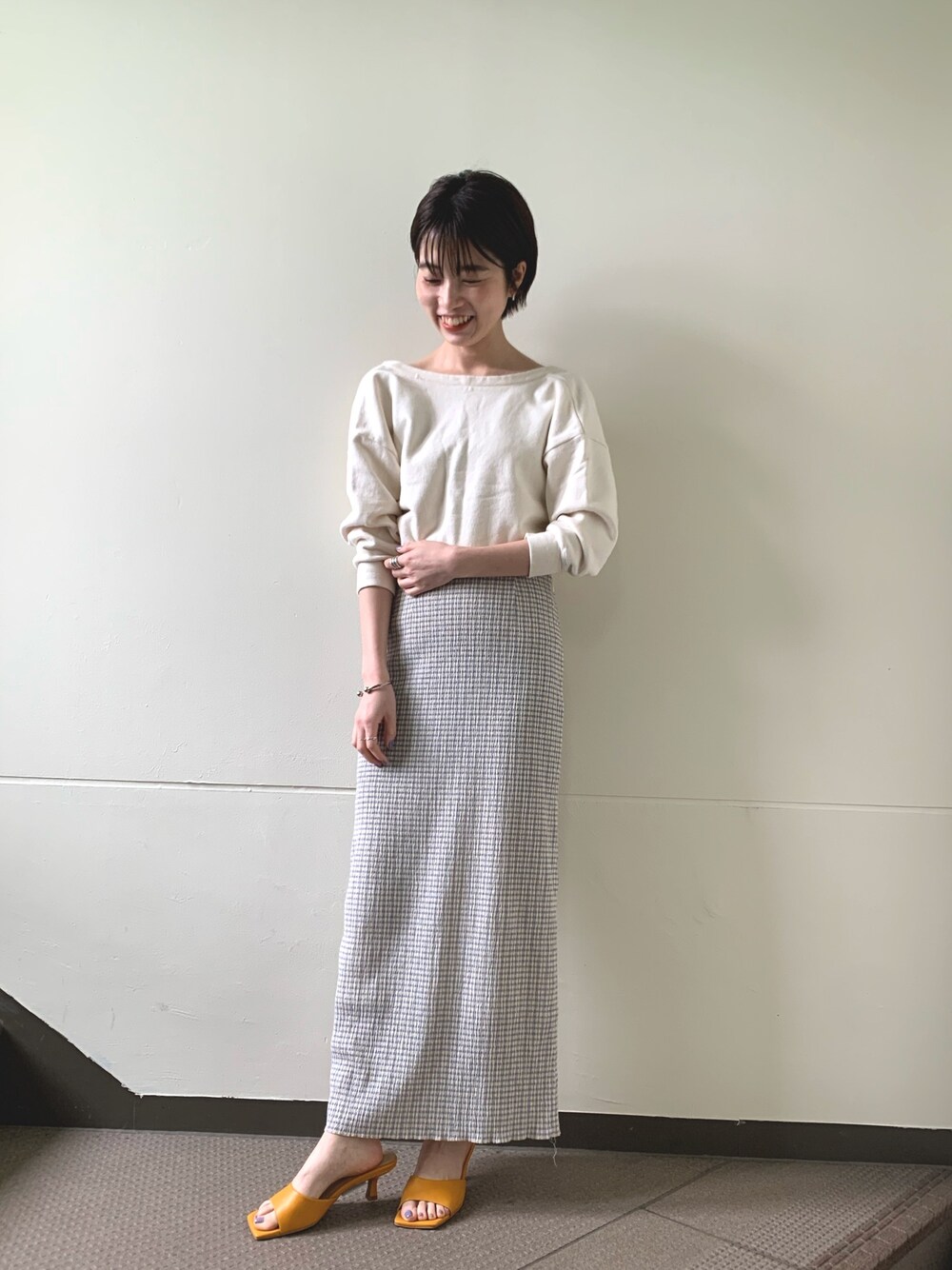 「春、シンプル、大人カジュアル、カジュアルコーデ、大人女子、パステル映える春、ロングスカート、タイトスカート、ミュールサンダル、春カラースタイル」｜「RANDAの変形ヒールスクエアトゥミュールサンダル（サンダル、イエロー系）」を使った、nskbさん（レディース・156cm）の春コーディネートの1枚目の写真