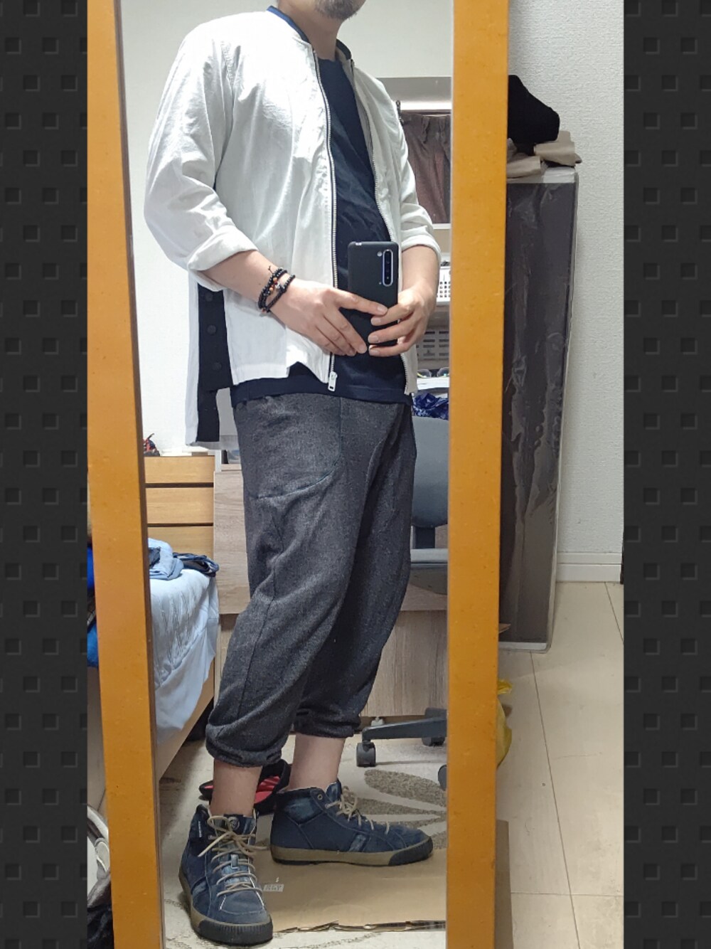「Diesel、ハイカットスニーカー、サルエルパンツ、白シャツ、秋のコーデ、今日のコーデ、お洒落さんとつながりたい、きれいめカジュアル、ラフ、ラフスタイル」｜「DIESELのアイテム（ブルゾン、ホワイト系）」を使った、YM（最近はインスタ寄り）さん（メンズ・172cm）の秋コーディネートの1枚目の写真