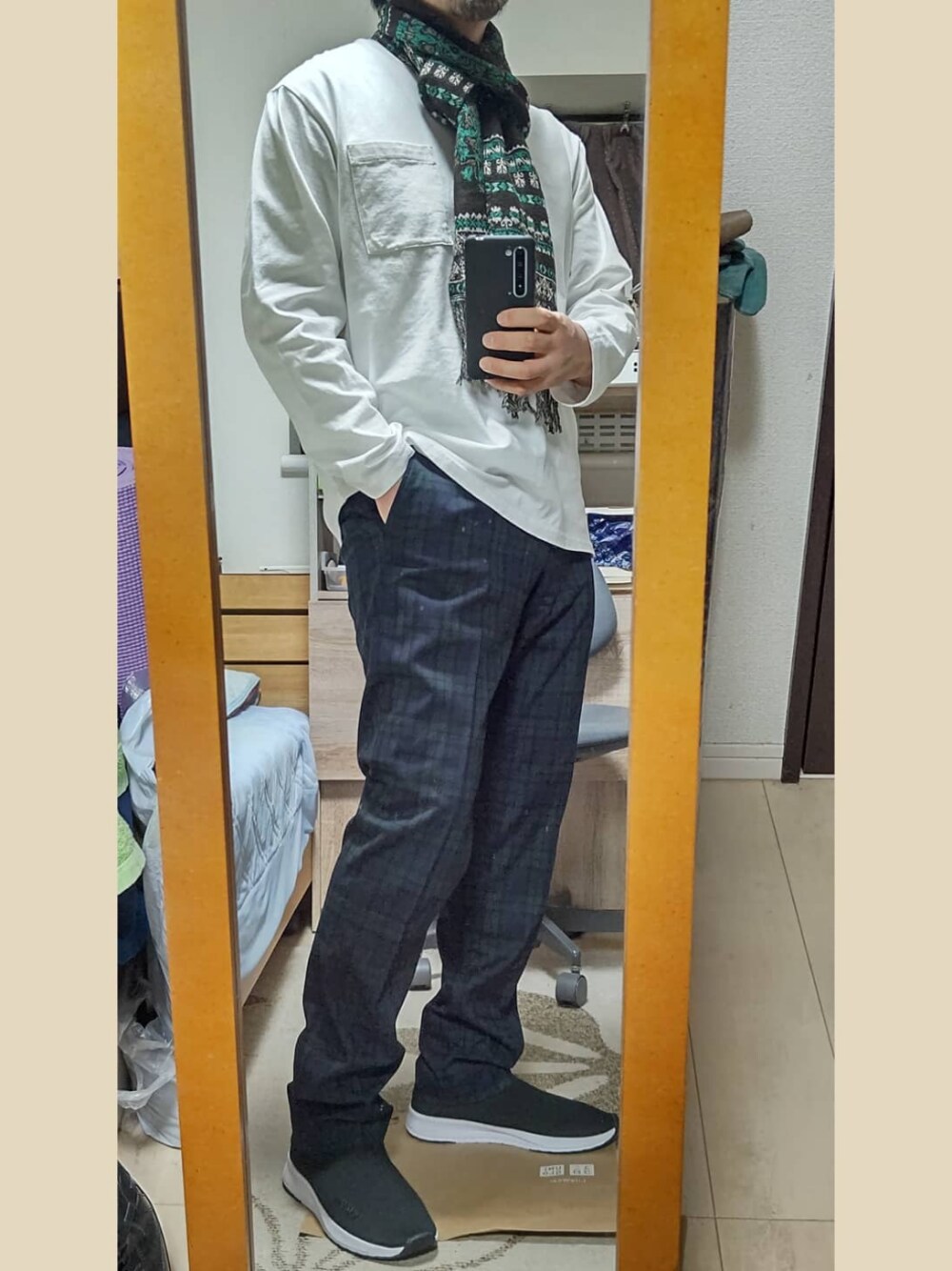 「マフラー、チェックパンツ、UNIQLO、ワークマン、オトナカジュアル、お洒落さんとつながりたい、シンプルコーデ、グリーン、今日のコーデ、マフラーぐるぐる」｜「ボリューム感ある巻き方のアイテム（マフラー、グリーン系）」を使った、YM（最近はインスタ寄り）さん（メンズ・172cm）の秋コーディネートの1枚目の写真