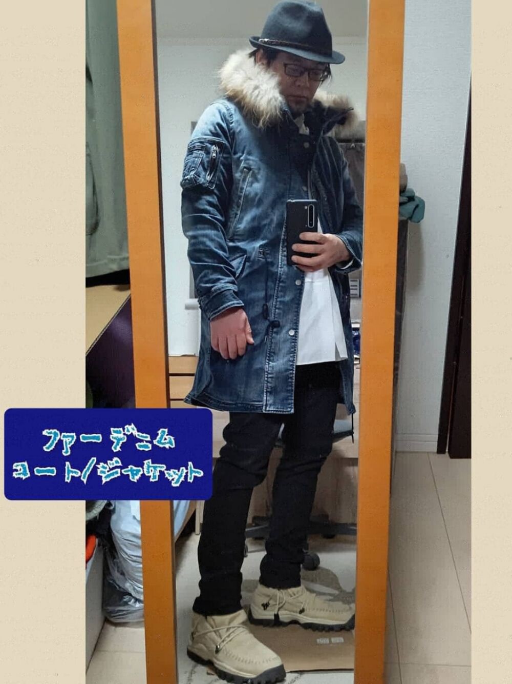 ブルー系のデニムジャケット、ホワイト系のシャツ/ブラウス、ブラック系のその他パンツを着用したメンズの冬コーディネートの1枚目の写真