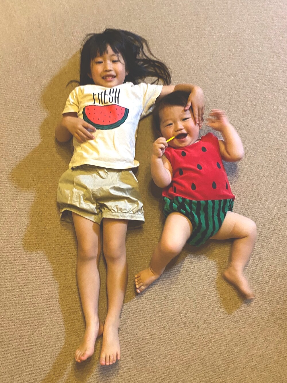 「スイカ」｜「GLOBAL WORKのアイテム（Tシャツ/カットソー、ホワイト系）」を使った、ajimさん（キッズ・100cm）の春コーディネートの1枚目の写真