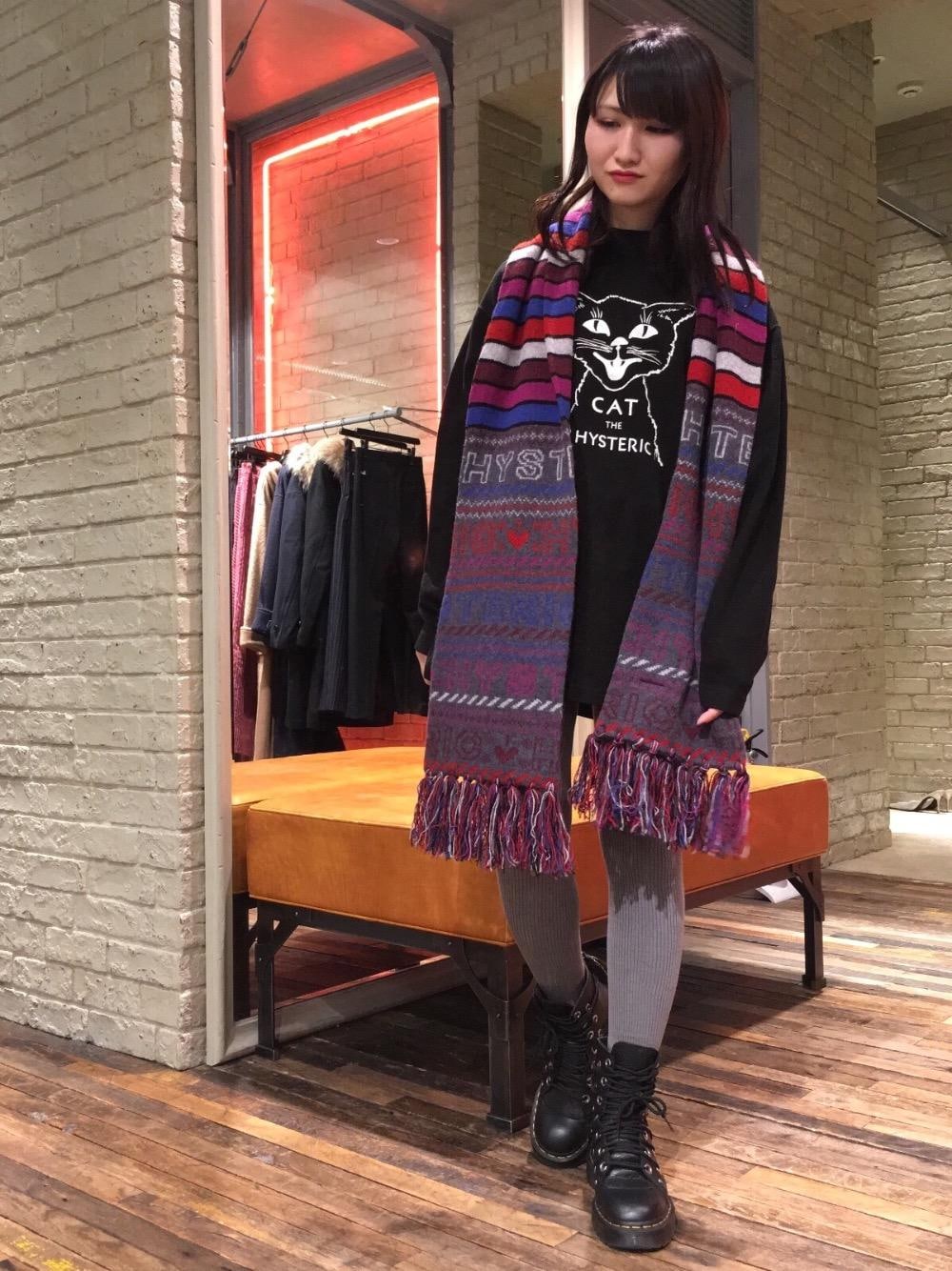 「ボーダー、アメカジ、ロック、大人カジュアル、低身長、ニットスタイル、ビッグサイズコーデ」｜「HYSTERIC GLAMOURのCAT THE HYS pt ビッグSW（スウェット、ブラック系）」を使った、MAIKAさん（レディース・152cm）の冬コーディネートの1枚目の写真