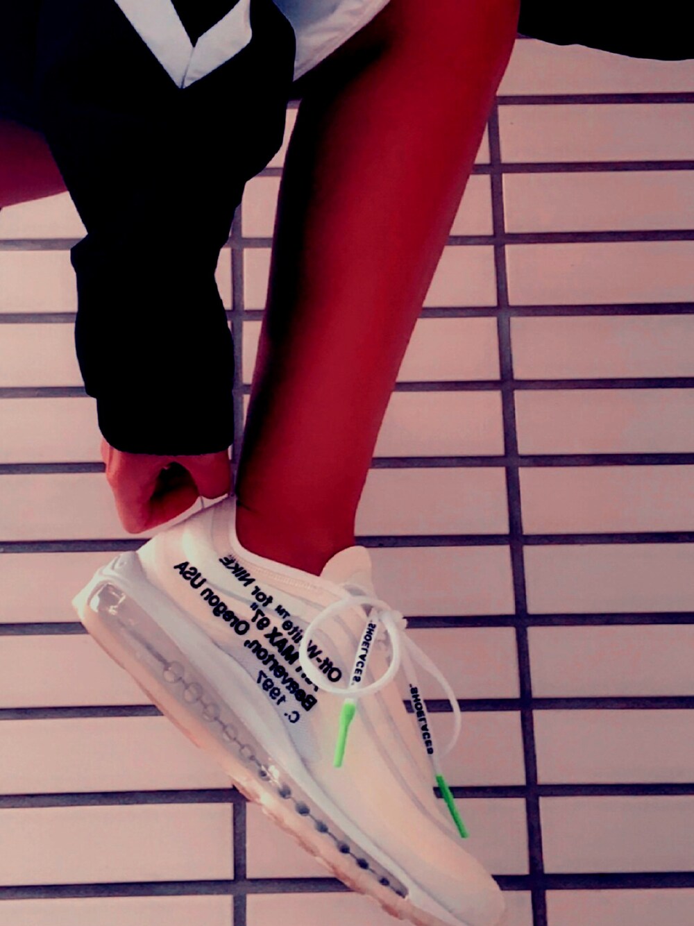 「エアマックス、スニーカー、エアマックス97、おしゃれさんと繋がりたい」｜「NIKE AIR MAX 97× off-whiteのアイテム（スニーカー、ホワイト系）」を使った、Tomo.s0806さん（レディース・163cm）の春コーディネートの1枚目の写真