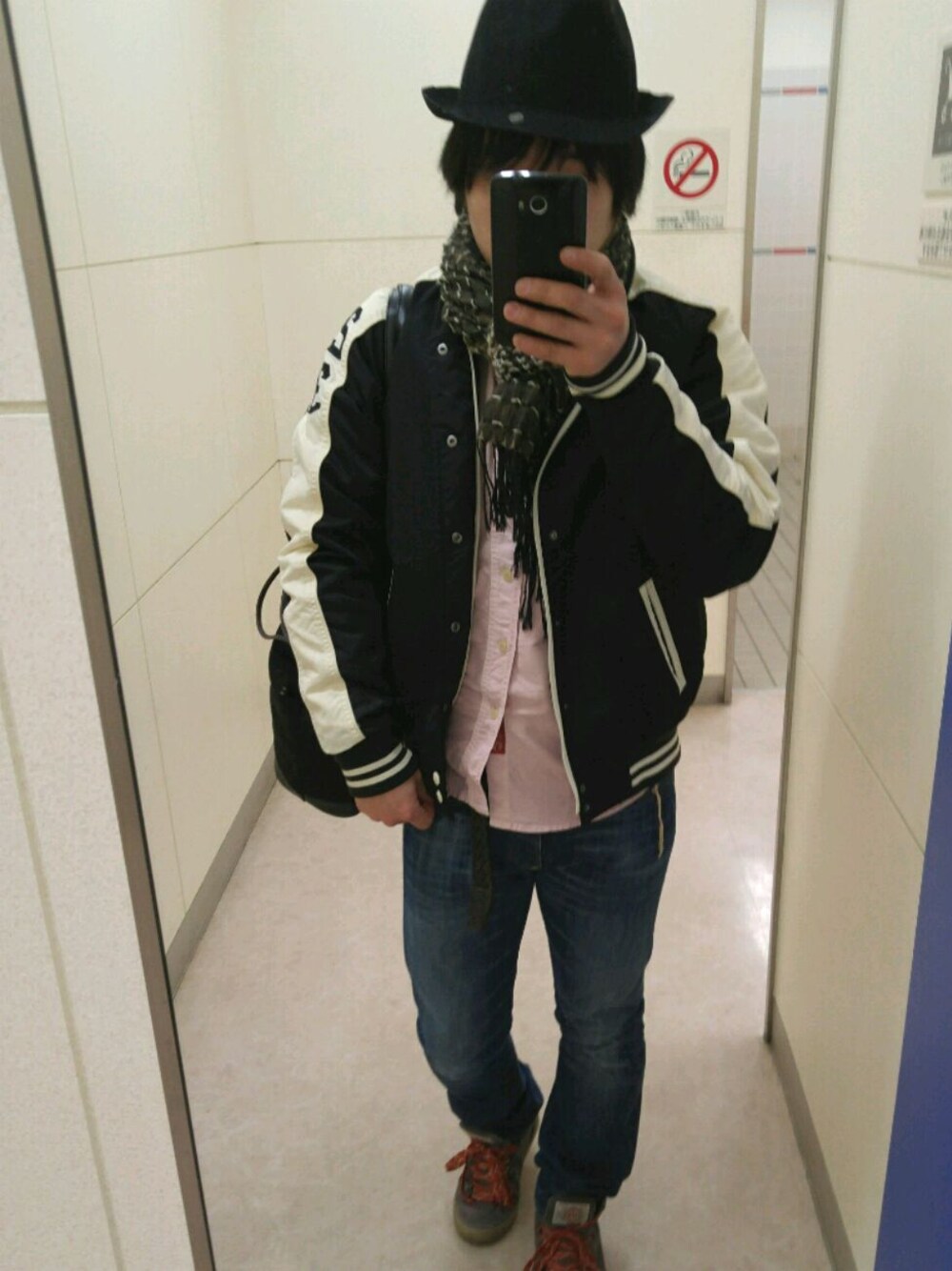 「REPLAY、やっぱり全身REPLAY、デニム、スニーカー、ハット、ピンクシャツ、正月も仕事、仕事帰り」｜「REPLAYのSTADIUM JACKET（スタジャン、ブラック系）」を使った、ゆーさん（メンズ・170cm）の冬コーディネートの1枚目の写真