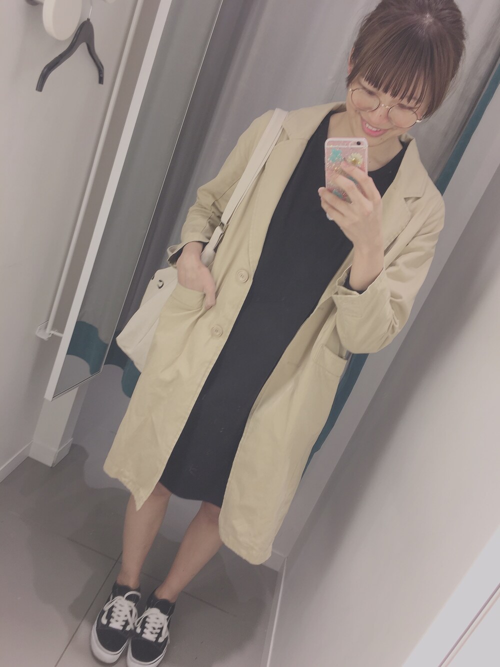 ブラック系のワンピース、ベージュ系のその他アウター、ベージュ系のトートバッグを着用したレディースの春コーディネートの1枚目の写真